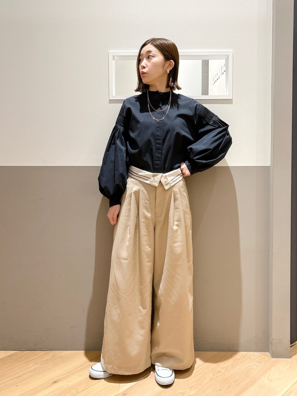 ブルー系のシャツ/ブラウス、ベージュ系のその他パンツ、ホワイト系のスニーカーを着用したレディースの春コーディネートの1枚目の写真