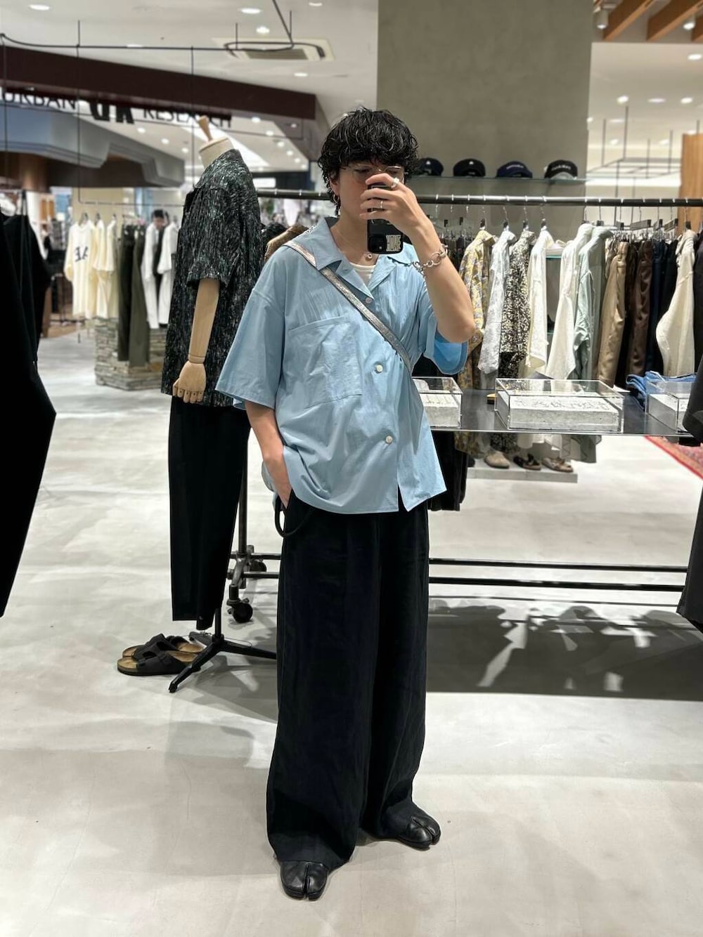 ブラック系のその他パンツ、ブルー系のシャツ/ブラウスを着用したメンズの夏コーディネートの1枚目の写真