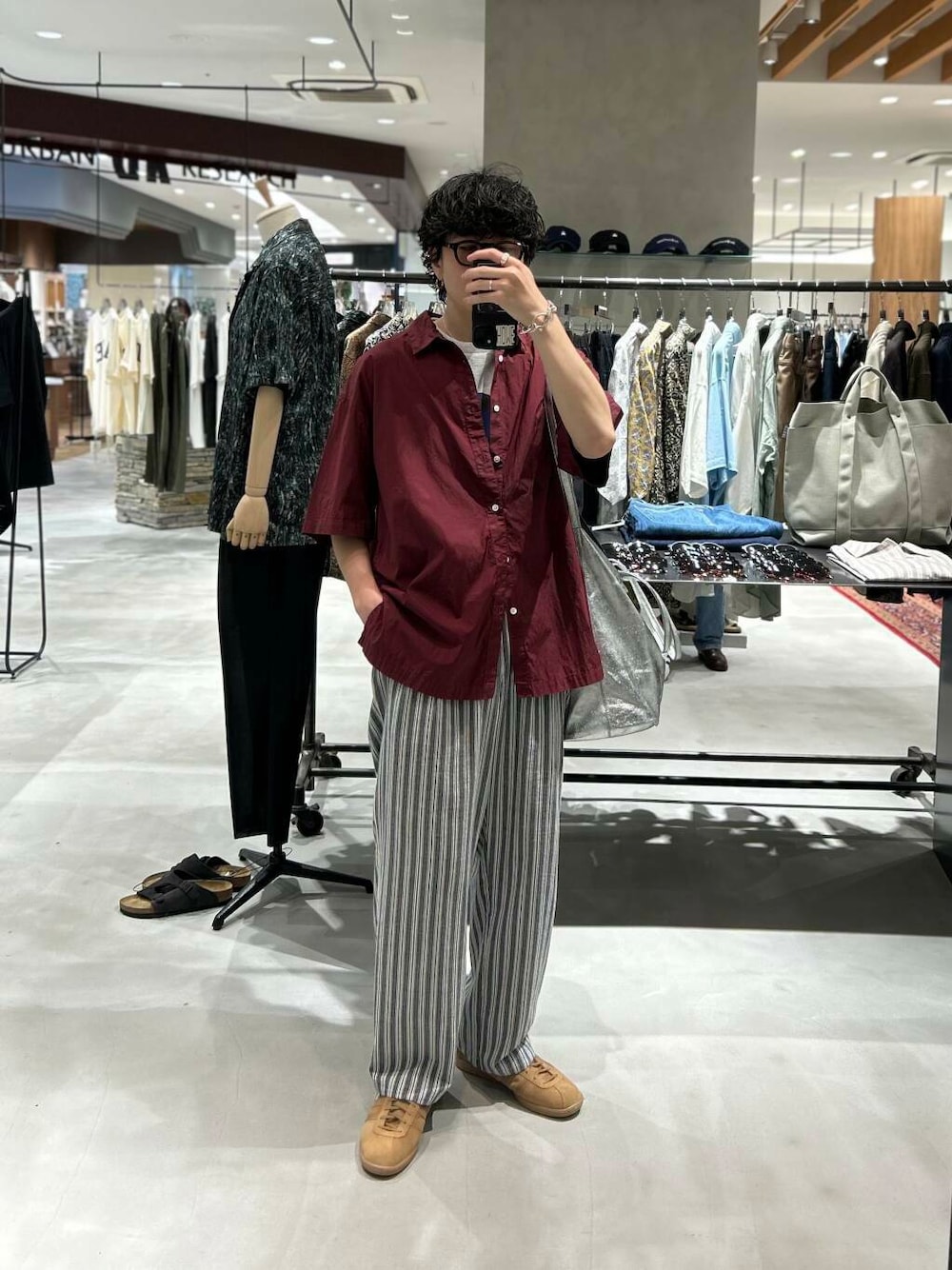 レッド系のシャツ/ブラウス、ブラック系のその他パンツ、ブラウン系のスニーカーを着用したメンズの夏コーディネートの1枚目の写真