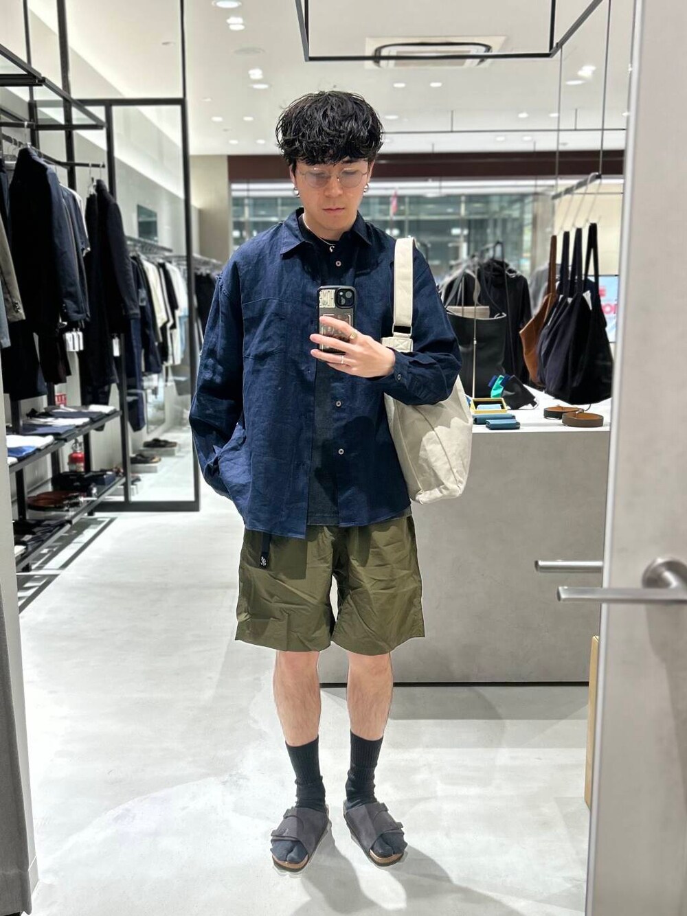 グリーン系のその他パンツ、グレー系のサンダル、ブルー系のシャツ/ブラウスを着用したメンズの春コーディネートの1枚目の写真