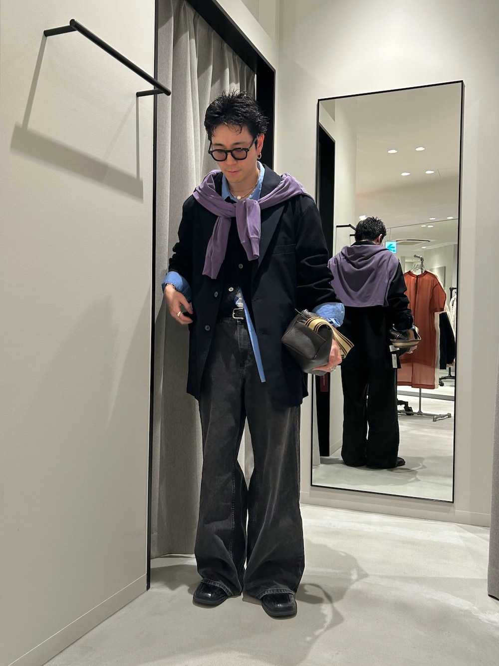 ブルー系のシャツ/ブラウス、ブラック系のその他アウターを着用したメンズの春コーディネートの1枚目の写真