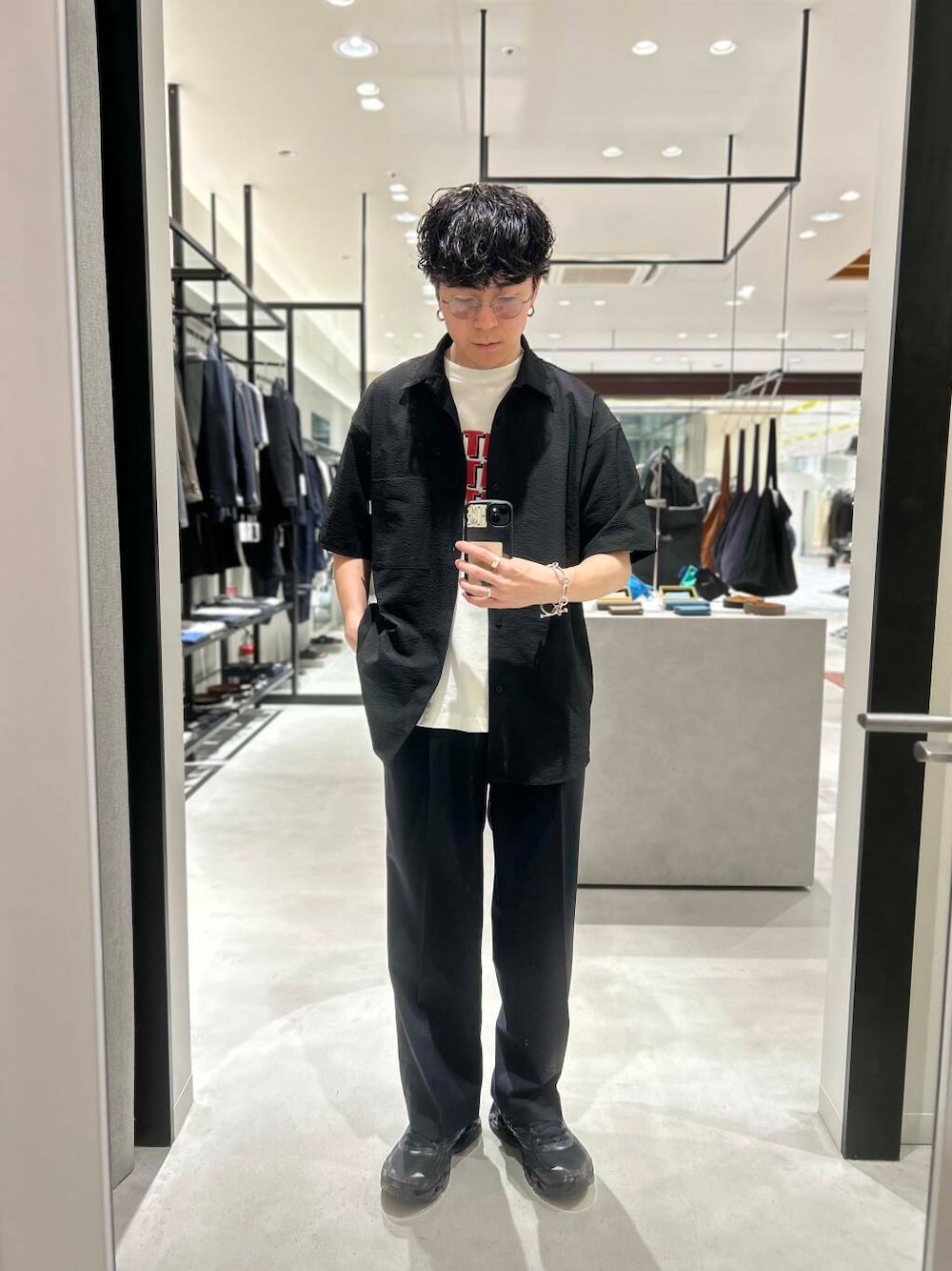 「別注、デートコーデ、newarrival、休日スタイル、綺麗めカジュアル、旅行コーデ、暑い、thousandmile、ここでしか手に入らない別注アイテム、blurhmsrootstock、スタッフのこれ買いました、わたしのイチ推しブランド、外遊びコーデ、newbasic、休日リラックススタイル」｜「THOUSAND MILEの『別注』THOUSAND MILE×UR　WASHER CODE SHIRTS（シャツ/ブラウス、ブラック系）」を使った、nishioka さん（メンズ・170cm）の夏コーディネートの1枚目の写真