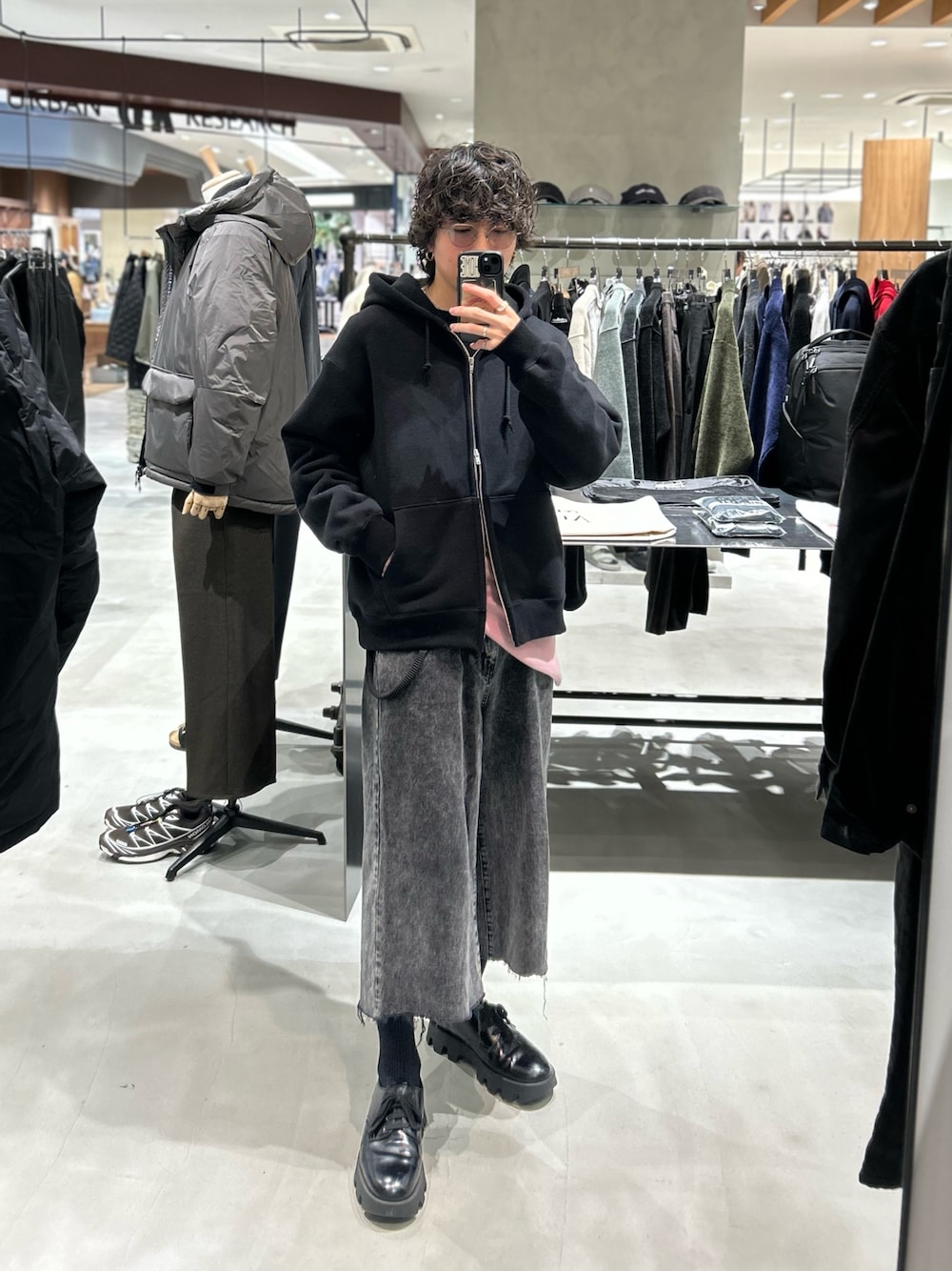 ブラック系のパーカー、ピンク系のニット/セーターを着用したメンズの秋コーディネートの1枚目の写真