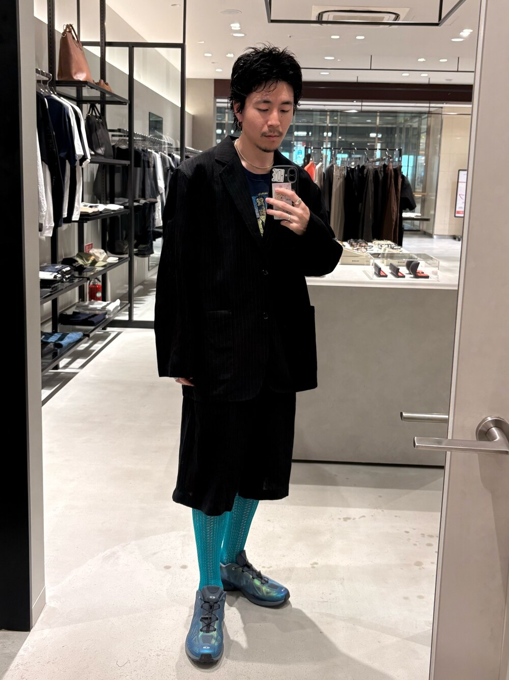 その他のその他アウター、その他のその他パンツを着用したメンズの春コーディネートの1枚目の写真