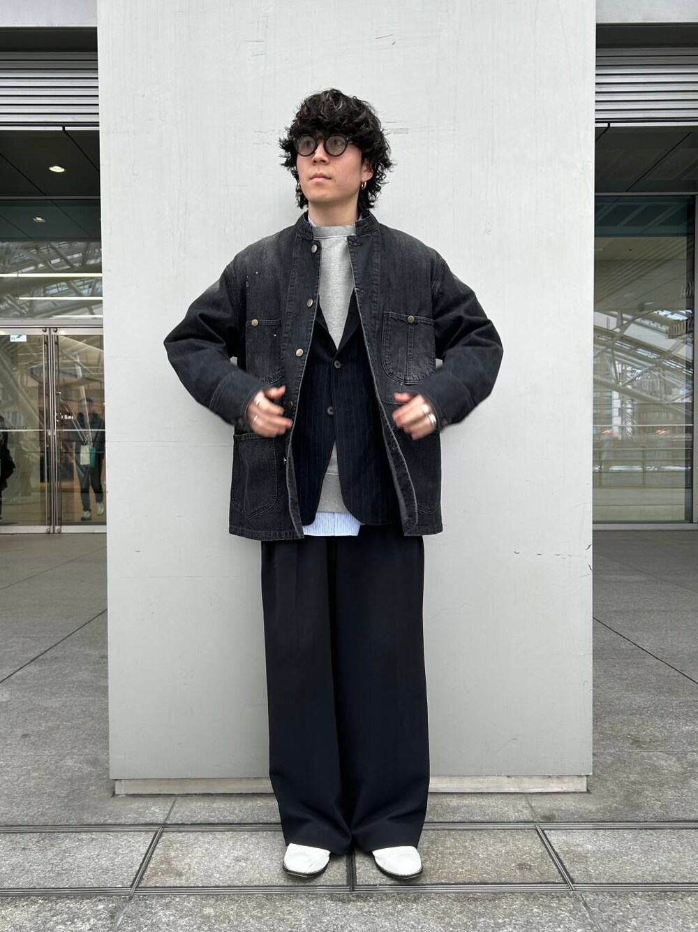 その他のシャツ/ブラウス、ブラック系のカバーオール、ブルー系のその他アウターを着用したメンズの冬コーディネートの1枚目の写真