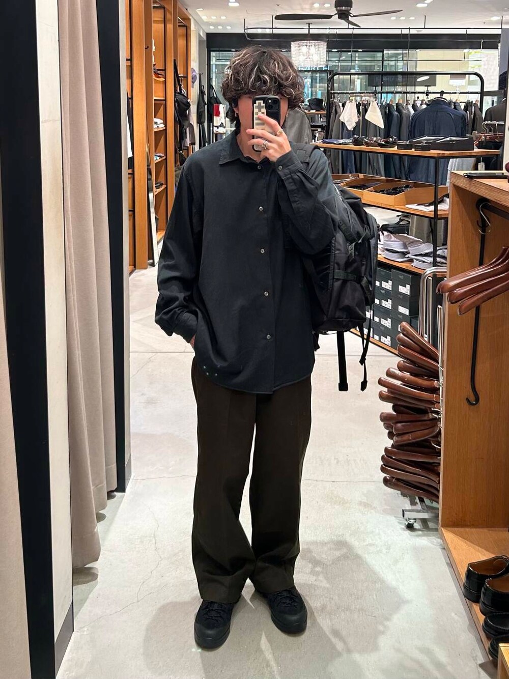 グリーン系のその他パンツ、ブラック系のスニーカー、ブラック系のシャツ/ブラウスを着用したメンズの秋コーディネートの1枚目の写真