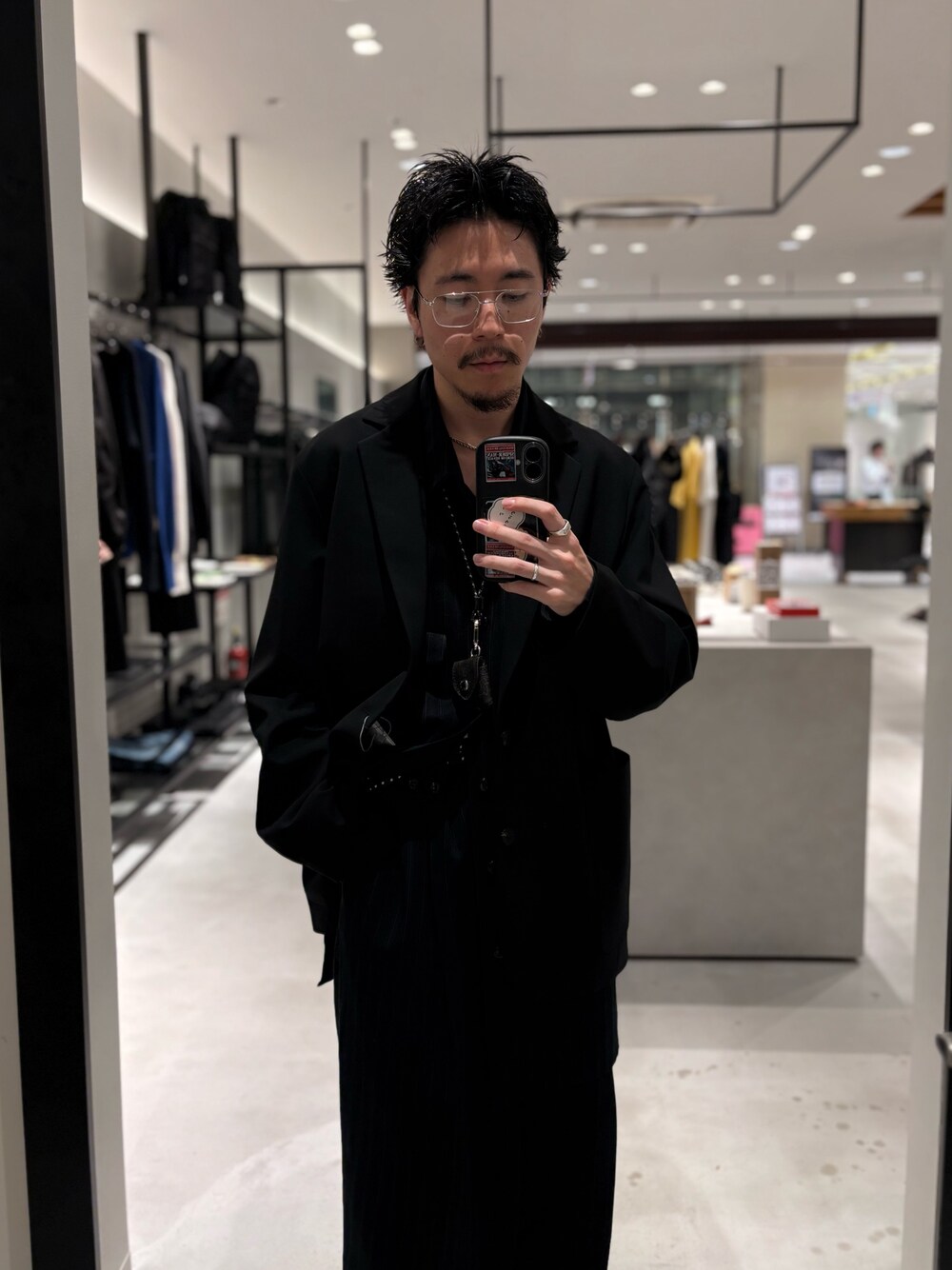 ブラック系のその他アウターを着用したメンズの秋コーディネートの1枚目の写真