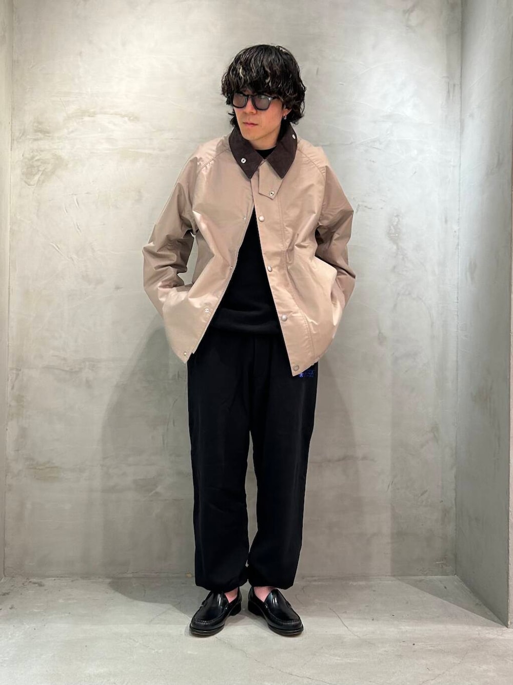 Barbourのナイロンジャケット（ベージュ系）を使った人気ファッション