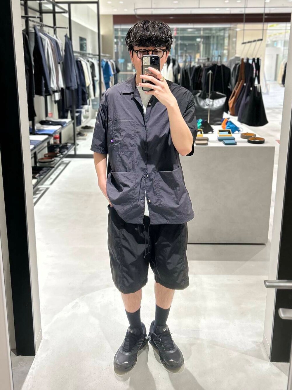 「別注、デートコーデ、newarrival、休日スタイル、綺麗めカジュアル、thenorthfacepurplelabel、旅行コーデ、暑い、ここでしか手に入らない別注アイテム、スタッフのこれ買いました、わたしのイチ推しブランド、外遊びコーデ、newbasic」｜「ChampionのLOWERCASE×Champion　速乾ReverseWEave TEE（Tシャツ/カットソー、グレー系）」を使った、nishioka さん（メンズ・170cm）の春コーディネートの1枚目の写真