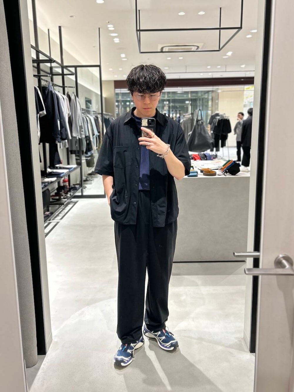 「別注、デートコーデ、newarrival、休日スタイル、綺麗めカジュアル、旅行コーデ、暑い、ここでしか手に入らない別注アイテム、スタッフのこれ買いました、わたしのイチ推しブランド、外遊びコーデ、newbasic、休日リラックススタイル」｜「SALOMONのSALOMON　XT-6 GTX（スニーカー、ブルー系）」を使った、nishioka さん（メンズ・170cm）の夏コーディネートの1枚目の写真
