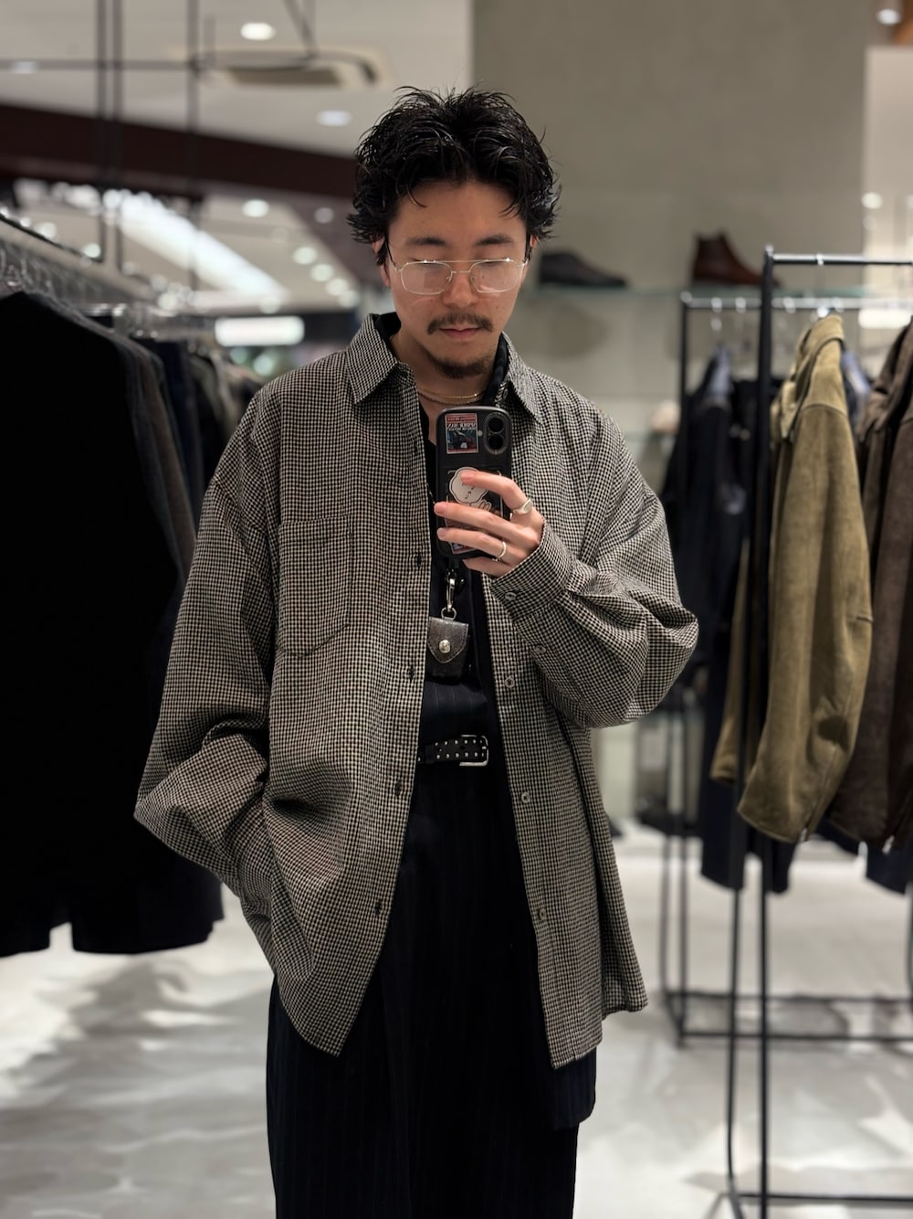 ブラック系のシャツ/ブラウスを着用したメンズの秋コーディネートの1枚目の写真
