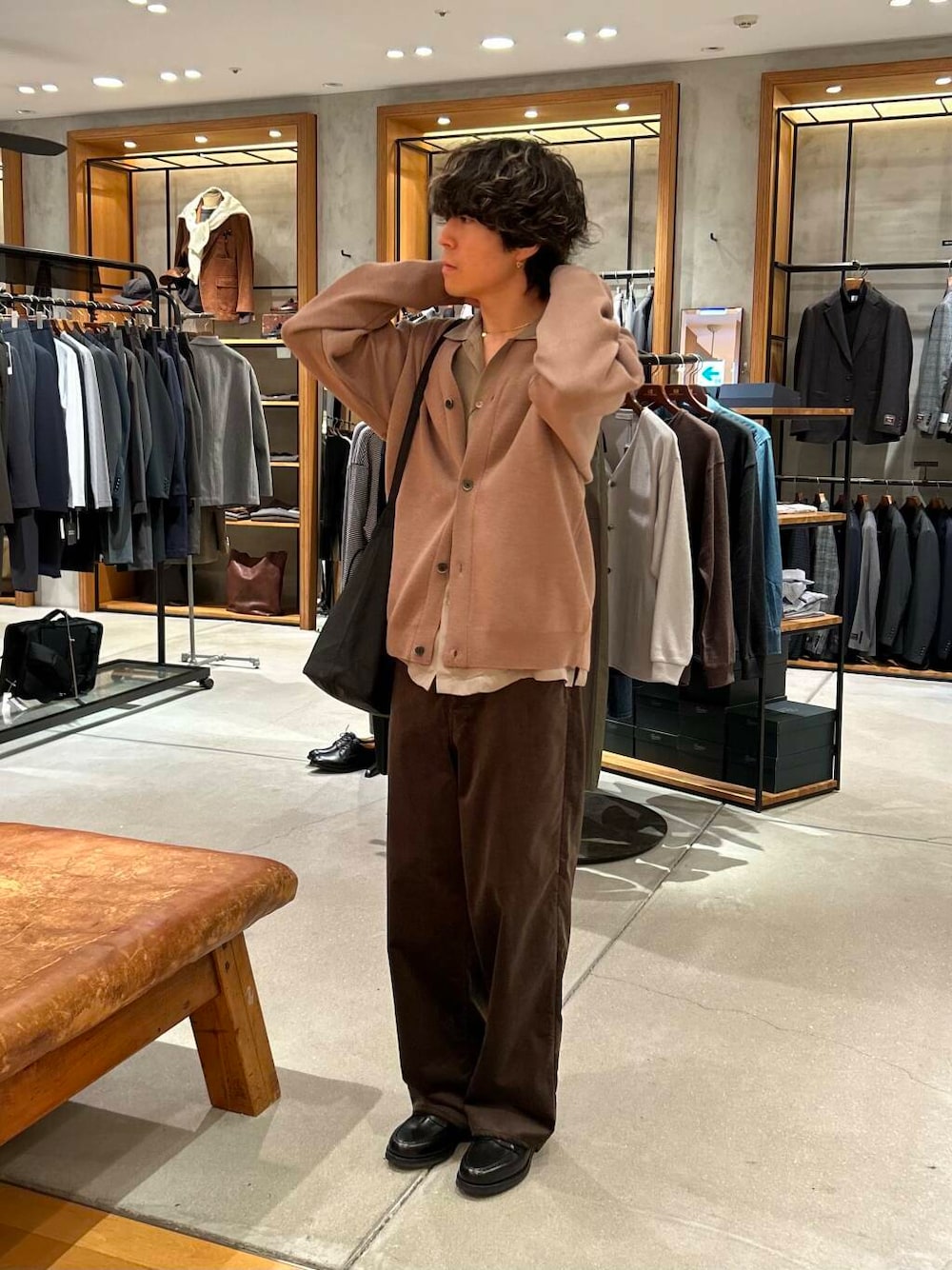 ブラック系のローファー、ベージュ系のシャツ/ブラウス、ベージュ系のカーディガン/ボレロを着用したメンズの秋コーディネートの1枚目の写真