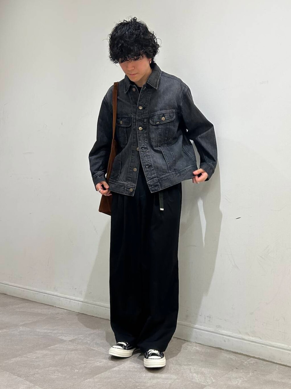 ブラウン系のトートバッグ、ブラック系のデニムジャケット、ブラック系のその他パンツを着用したメンズの夏コーディネートの1枚目の写真