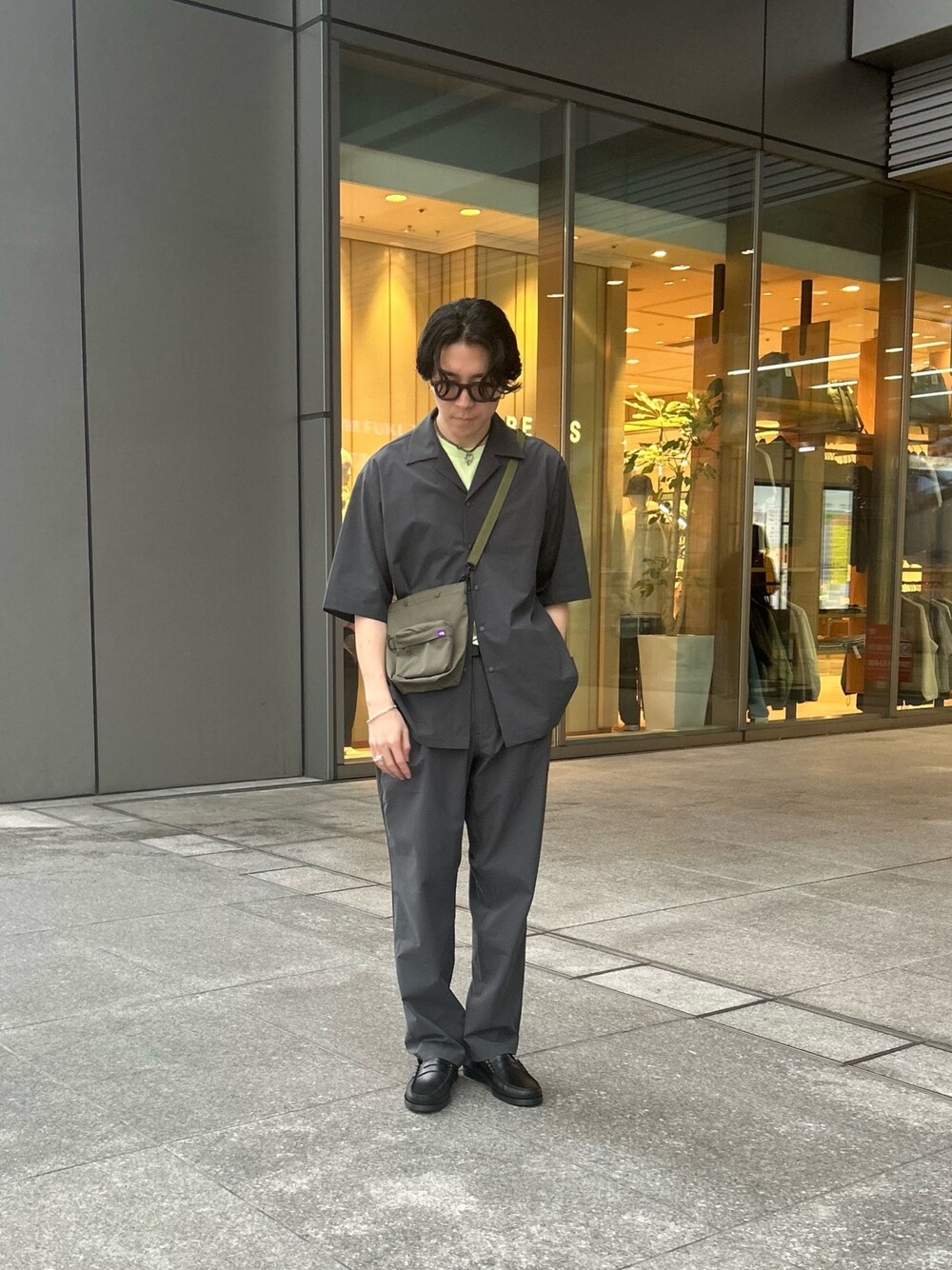 グレー系のシャツ/ブラウス、グレー系のその他パンツ、ブラック系のローファーを着用したメンズの春コーディネートの1枚目の写真