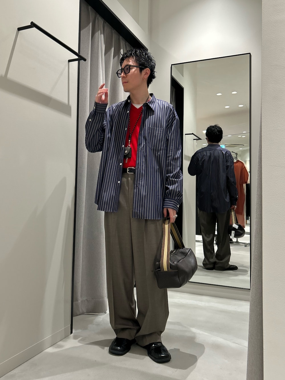 ブルー系のシャツ/ブラウス、ブラウン系のその他パンツを着用したメンズの冬コーディネートの1枚目の写真