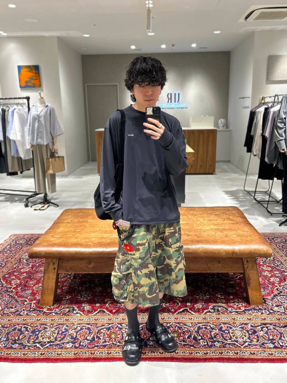 その他のその他パンツ、ブラック系のTシャツ/カットソーを着用したメンズの夏コーディネートの1枚目の写真