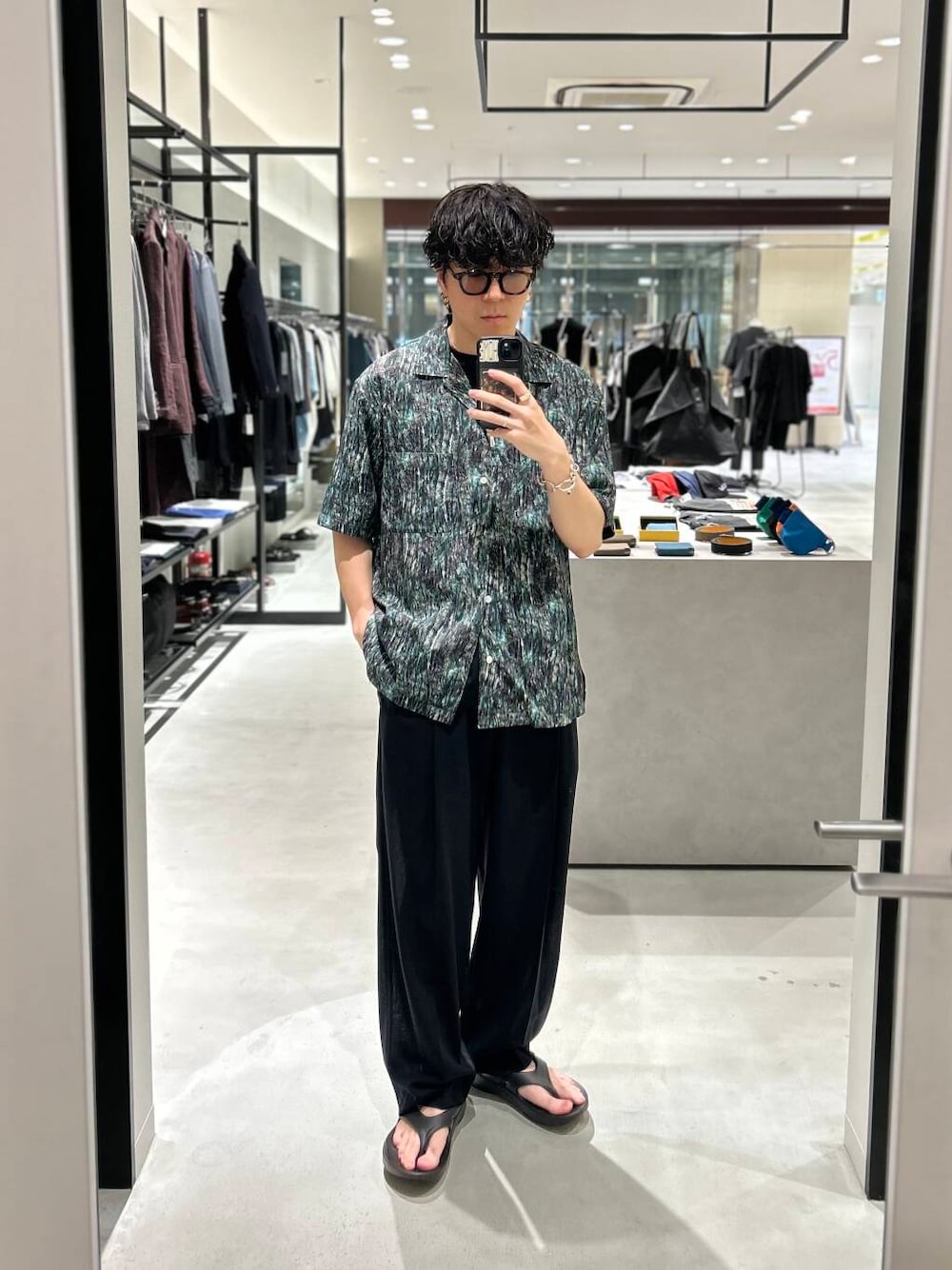 「シャツスタイル、別注、デートコーデ、newarrival、休日スタイル、サンダルコーデ、綺麗めカジュアル、旅行コーデ、暑い、ここでしか手に入らない別注アイテム、スタッフのこれ買いました、わたしのイチ推しブランド、外遊びコーデ、newbasic、サマシェア」｜「OOFOSのOOFOS　Ooriginal（サンダル、ブラック系）」を使った、nishioka さん（メンズ・170cm）の夏コーディネートの1枚目の写真