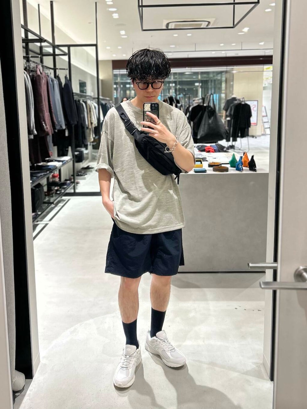 ブルー系のその他パンツ、ブラック系のショルダーバッグ、グレー系のスニーカーを着用したメンズの夏コーディネートの1枚目の写真