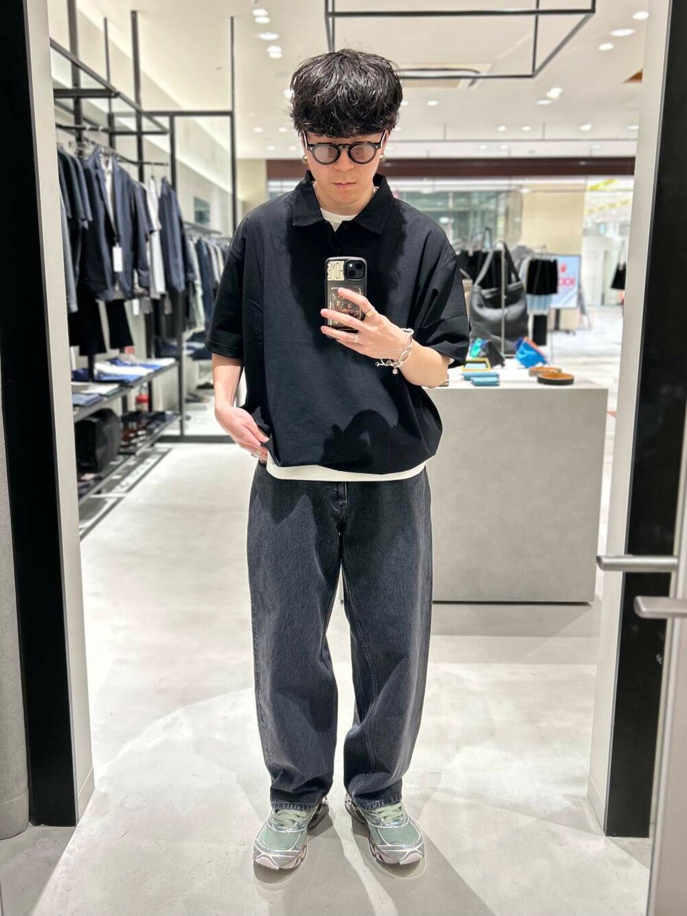 ホワイト系のTシャツ/カットソー、ブルー系のポロシャツ、グリーン系のスニーカーを着用したメンズの夏コーディネートの1枚目の写真