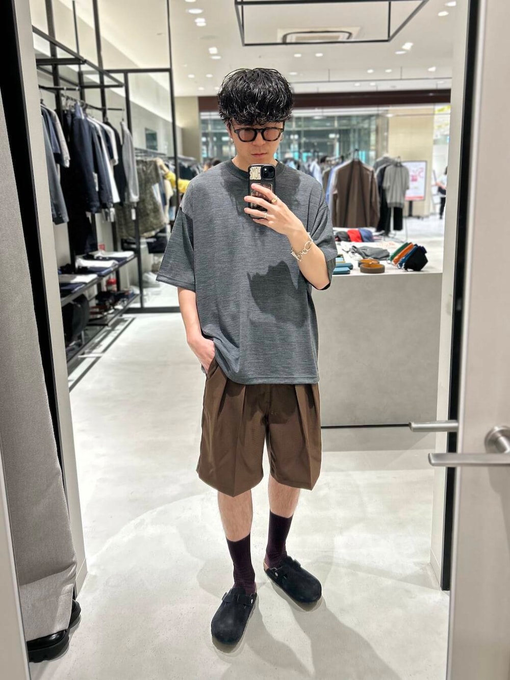 「別注、デートコーデ、newarrival、休日スタイル、綺麗めカジュアル、旅行コーデ、暑い、きれいめtシャツ、ここでしか手に入らない別注アイテム、スタッフのこれ買いました、わたしのイチ推しブランド、外遊びコーデ、newbasic、初夏パンツ」｜「WranglerのWrangler　WRANCHER SHORTS（その他パンツ、ブラウン系）」を使った、nishioka さん（メンズ・170cm）の夏コーディネートの1枚目の写真