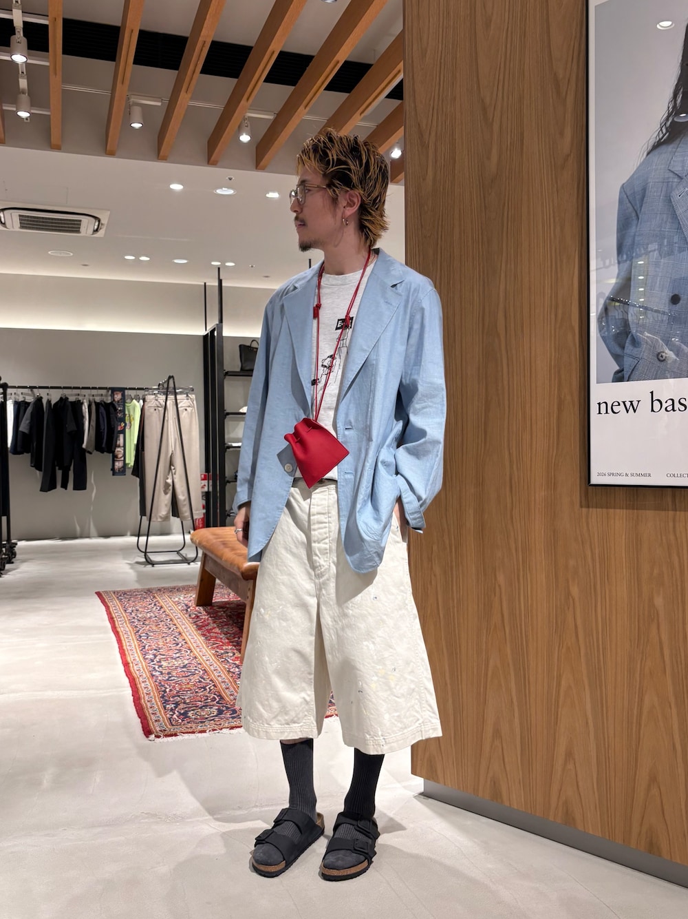 ブルー系のテーラードジャケット、ホワイト系のその他パンツ、ブラック系のサンダルを着用したメンズの夏コーディネートの1枚目の写真
