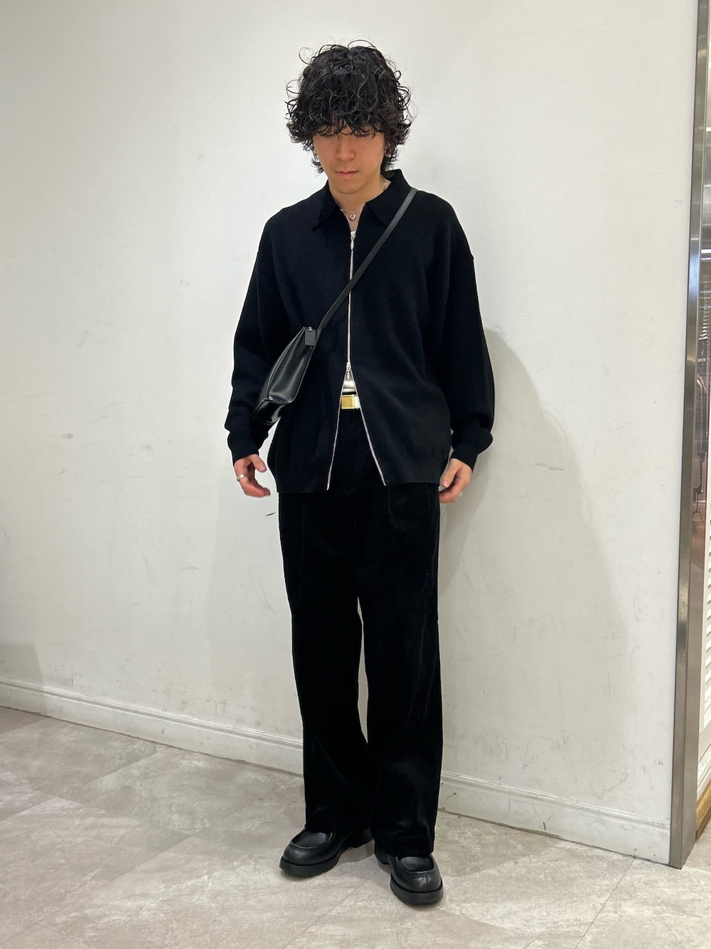 ブラック系のカーディガン/ボレロ、ブラック系のその他パンツ、ブラック系のショルダーバッグを着用したメンズの秋コーディネートの1枚目の写真