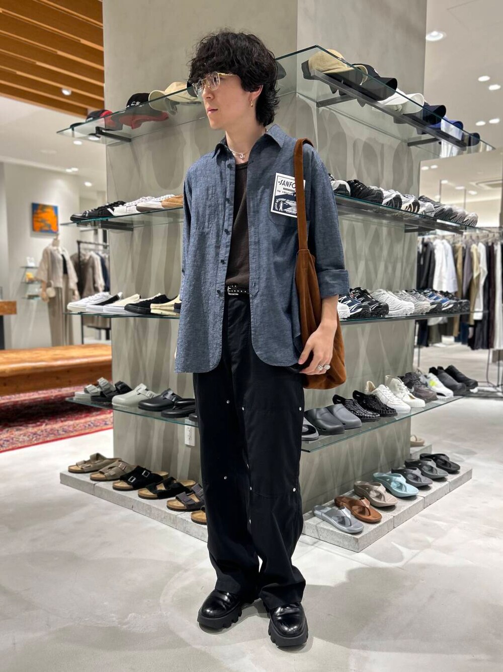 ブルー系のシャツ/ブラウスを着用したメンズの夏コーディネートの1枚目の写真