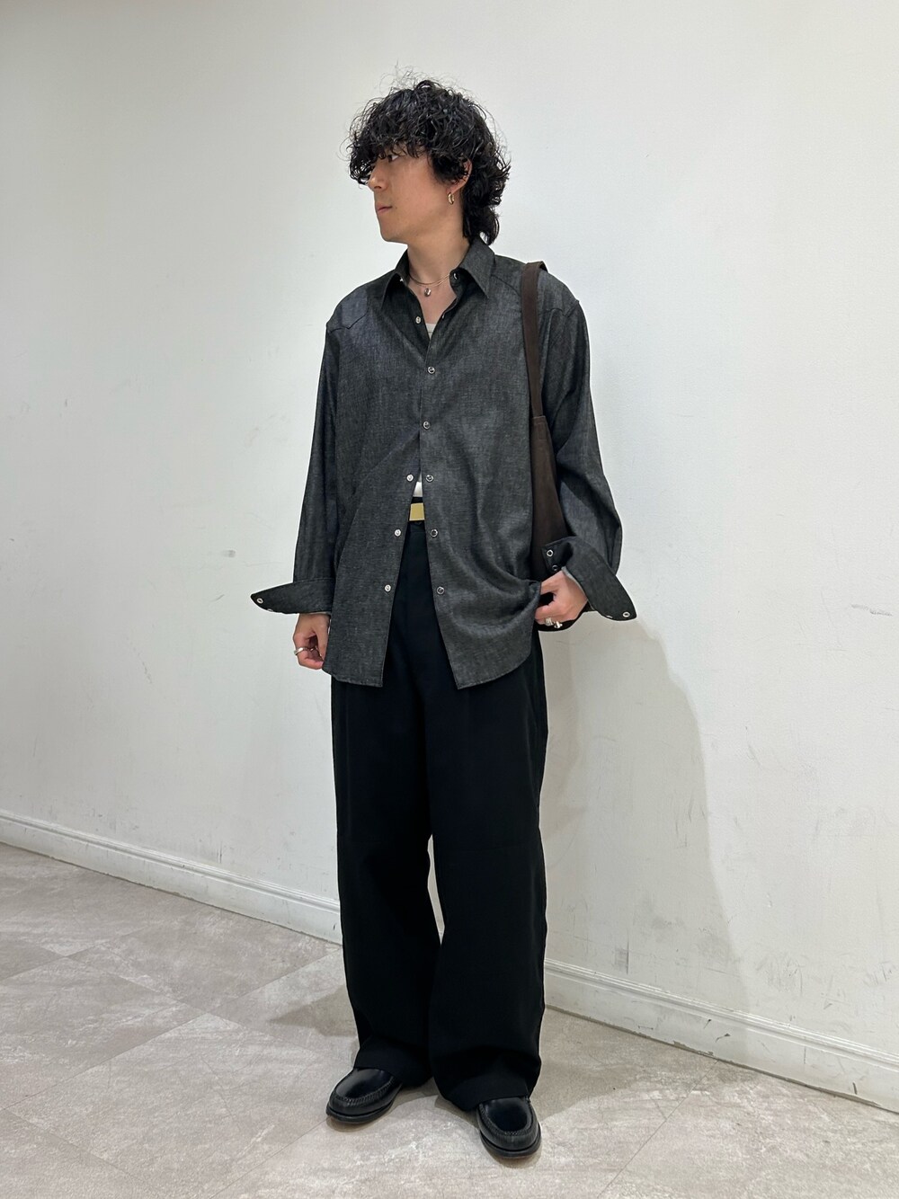 ブラック系のその他パンツ、ブラック系のシャツ/ブラウス、ブラウン系のベルトを着用したメンズの秋コーディネートの1枚目の写真