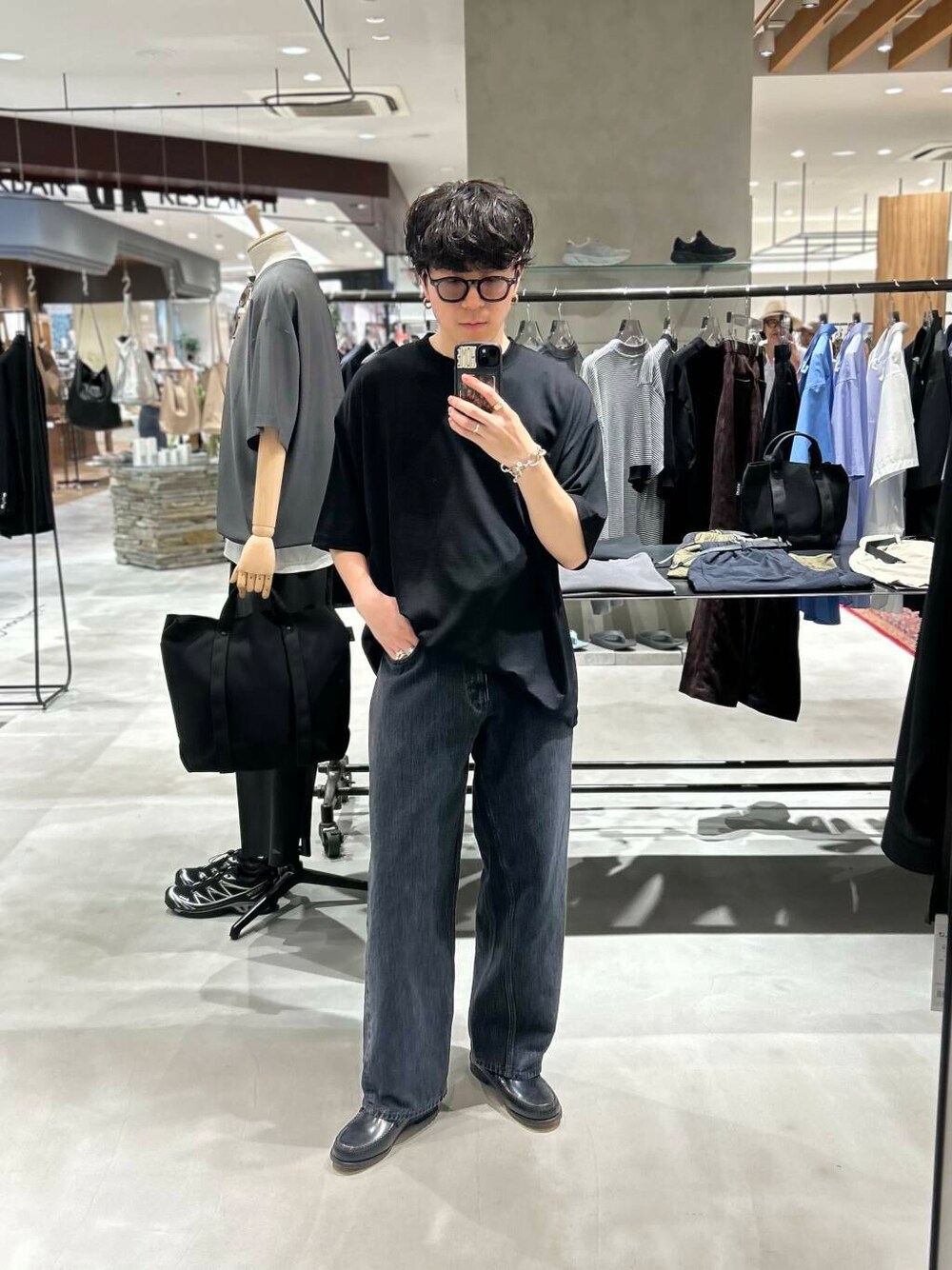「別注、デートコーデ、newarrival、休日スタイル、綺麗めカジュアル、旅行コーデ、暑い、ciota、ここでしか手に入らない別注アイテム、スタッフのこれ買いました、わたしのイチ推しブランド、外遊びコーデ、newbasic」｜「URBAN RESEARCHのnew basic　ウォッシャブルメリノウールショートスリーブTシャツ（Tシャツ/カットソー、ブラック系）」を使った、nishioka さん（メンズ・170cm）の夏コーディネートの1枚目の写真