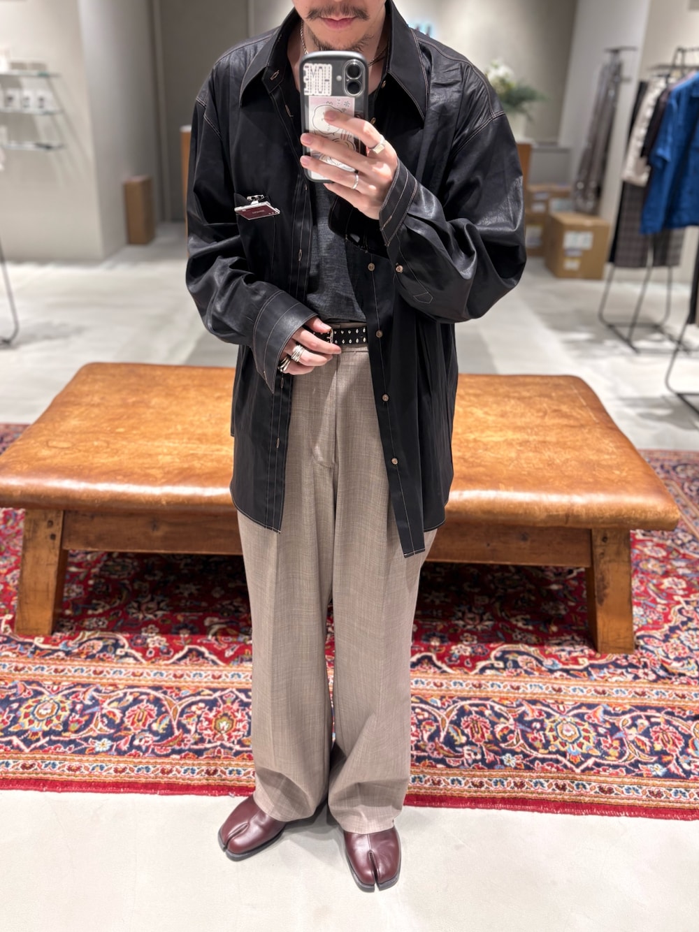 ベージュ系のその他パンツ、ブラウン系のローファー、グレー系のTシャツ/カットソーを着用したメンズの夏コーディネートの1枚目の写真