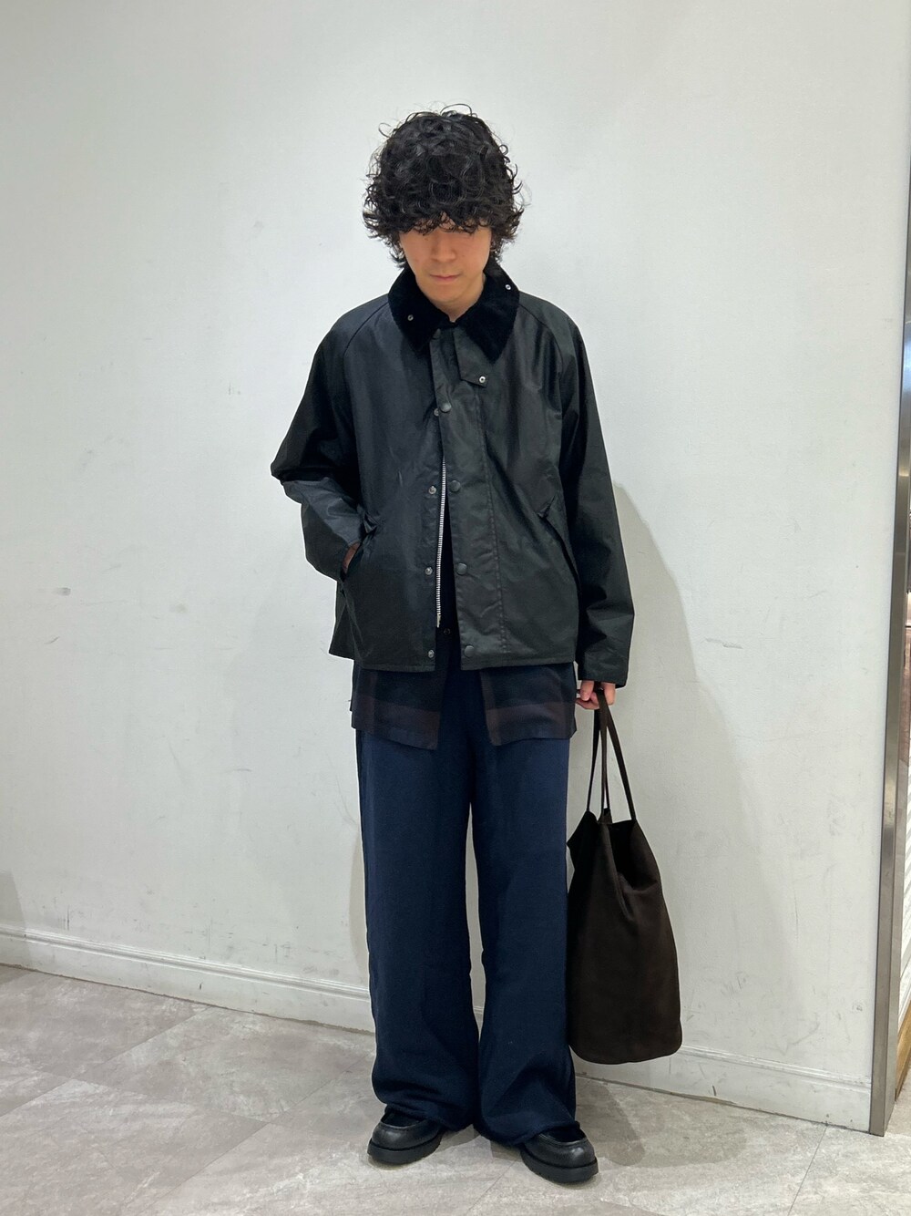ブラック系のその他アウター、ブルー系のシャツ/ブラウス、ブルー系のスウェットパンツを着用したメンズの秋コーディネートの1枚目の写真