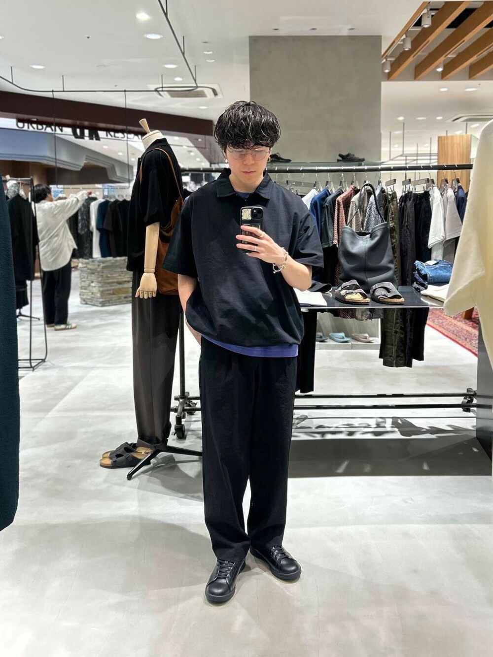 「スポーツミックス、ポロシャツ、機能性素材、暑い、私のイチ推しブランド、スタッフのこれ買いました、widedad、サマシェア、休日リラックススタイル」｜「THOUSAND MILEの『別注』THOUSAND MILE×UR　WASHER CODE PANTS（その他パンツ、ブラック系）」を使った、nishioka さん（メンズ・170cm）の夏コーディネートの1枚目の写真