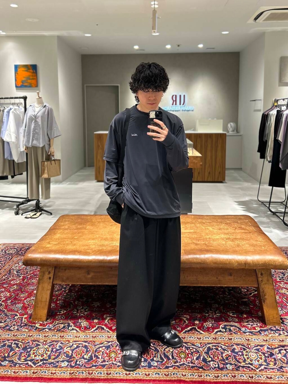 ブラック系のショルダーバッグ、ブラック系のTシャツ/カットソー、ブラック系のTシャツ/カットソーを着用したメンズの夏コーディネートの1枚目の写真
