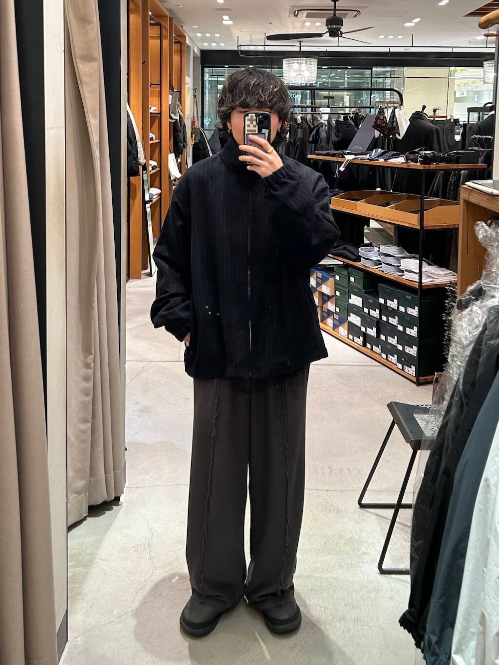 ブルー系のブルゾンを着用したメンズの冬コーディネートの1枚目の写真