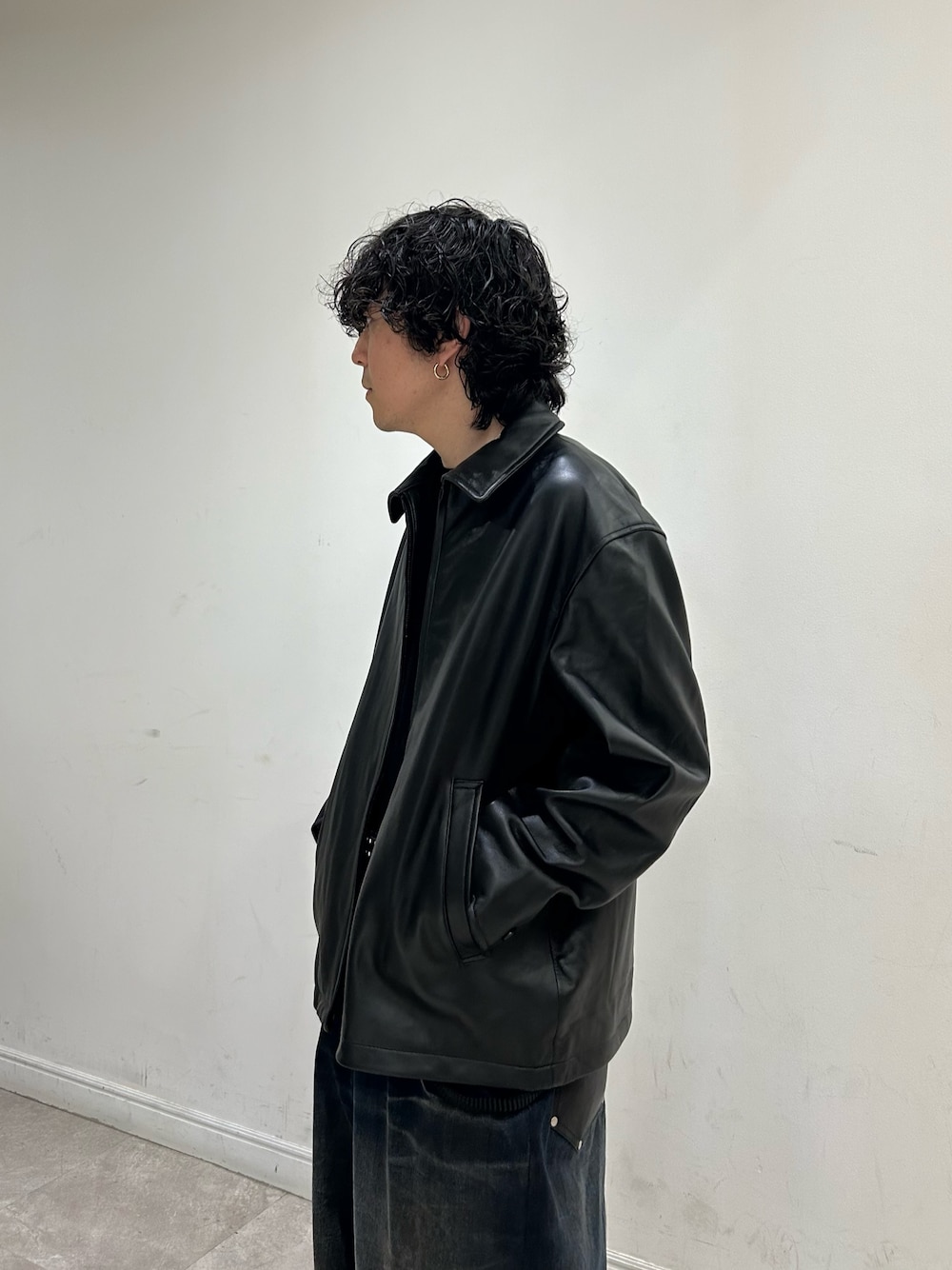 「レザー、秋服準備はじめました、ビッグシルエット、小物で作る初秋コーデ、旬顔デニムコーデ、季節の変わり目羽織コーデ、初秋のパンツスタイル、休日スタイル、シンプルスタイル、秋のコーデ、デニム、オトナカジュアル、カジュアル、おしゃれさんと繋がりたい、st2508」｜「URBAN RESEARCHのLAMB LEATHER SPORTS JACKET（その他アウター、ブラック系）」を使った、nishioka さん（メンズ・170cm）の秋コーディネートの1枚目の写真