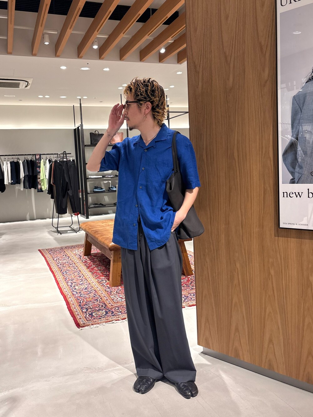 ブルー系のシャツ/ブラウス、グレー系のその他パンツ、ブラック系のメガネを着用したメンズの夏コーディネートの1枚目の写真