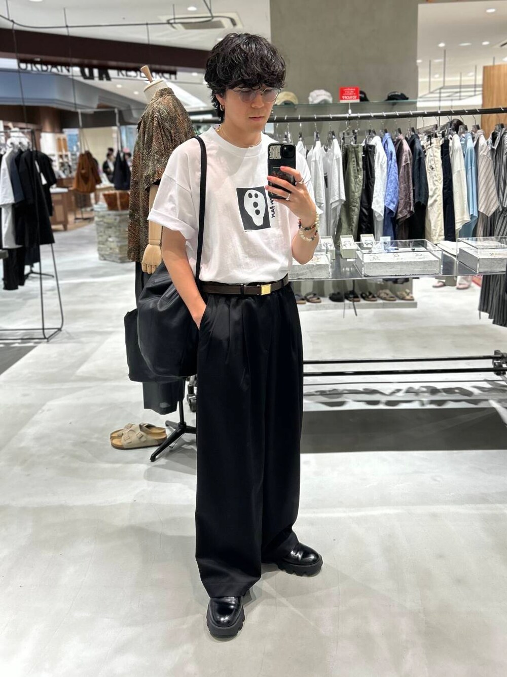 ホワイト系のTシャツ/カットソーを着用したメンズの夏コーディネートの1枚目の写真