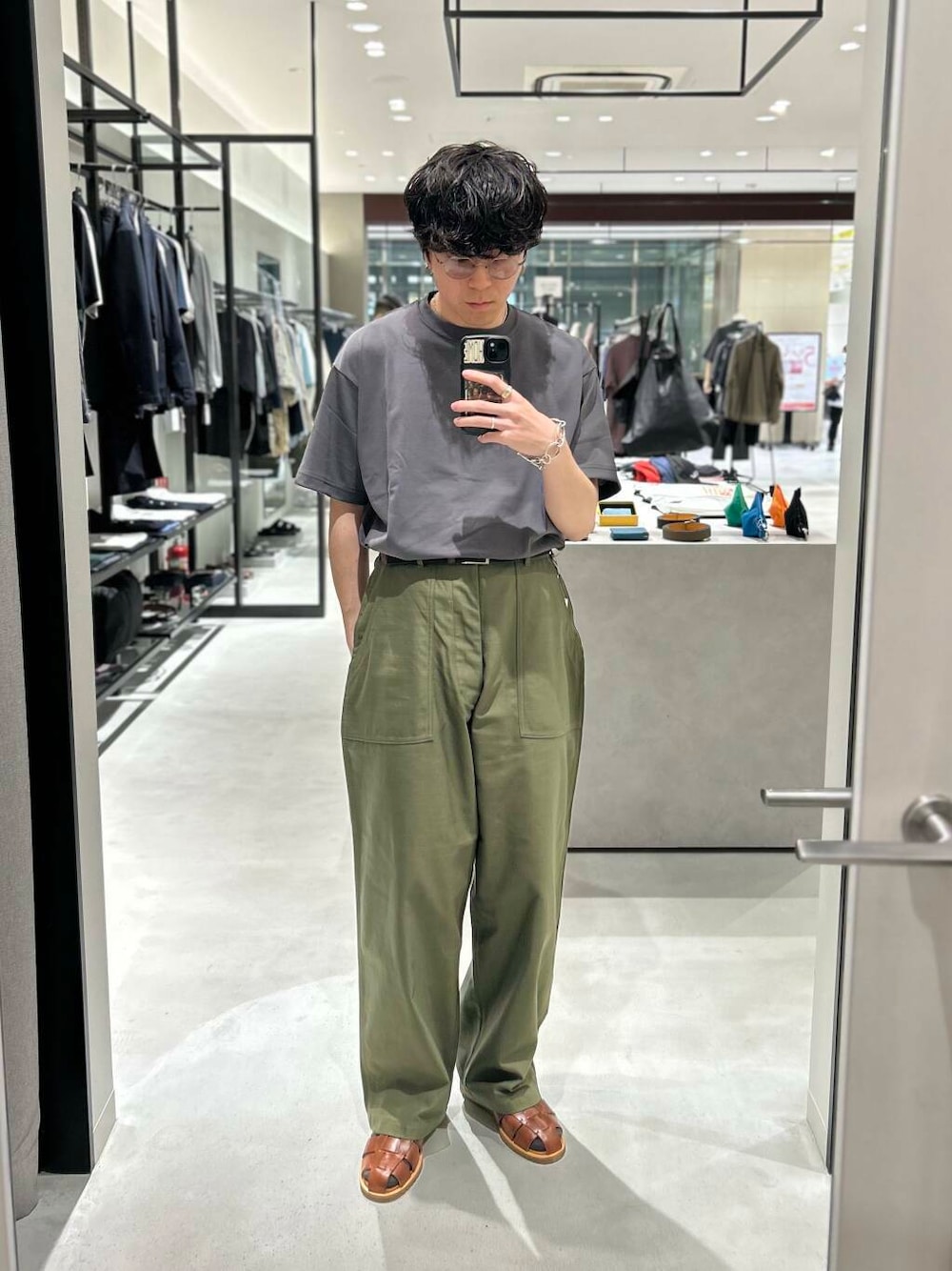 「別注、デートコーデ、newarrival、休日スタイル、綺麗めカジュアル、旅行コーデ、暑い、ここでしか手に入らない別注アイテム、スタッフのこれ買いました、わたしのイチ推しブランド、外遊びコーデ、newbasic、休日リラックススタイル、一枚で決まるtシャツ」｜「URBAN RESEARCHのPARABOOT　PACIFIC（サンダル、ブラウン系）」を使った、nishioka さん（メンズ・170cm）の夏コーディネートの1枚目の写真