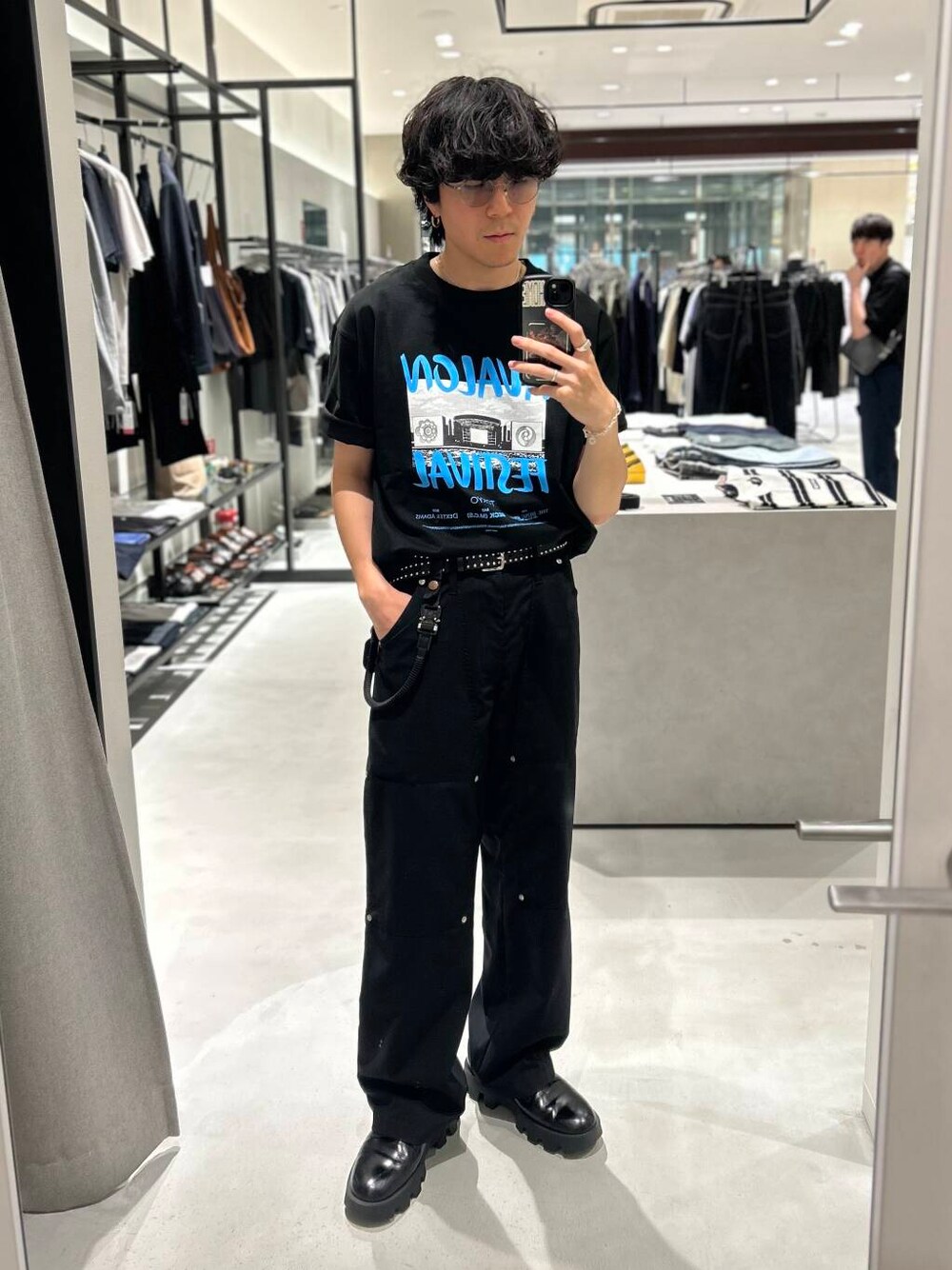 ブラック系のTシャツ/カットソー、ブラック系のベルトを着用したメンズの夏コーディネートの1枚目の写真