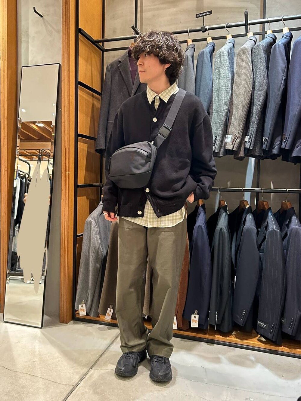 ブラック系のカーディガン/ボレロ、グリーン系のシャツ/ブラウス、ブラック系のショルダーバッグを着用したメンズの秋コーディネートの1枚目の写真