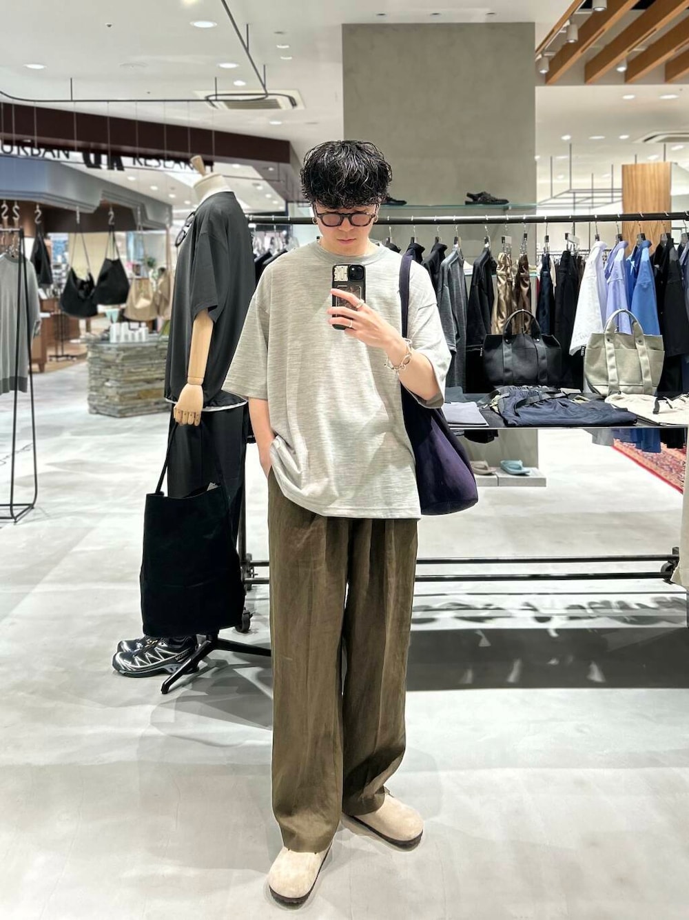 「別注、デートコーデ、リネン、newarrival、休日スタイル、綺麗めカジュアル、旅行コーデ、暑い、きれいめtシャツ、ここでしか手に入らない別注アイテム、スタッフのこれ買いました、わたしのイチ推しブランド、外遊びコーデ、newbasic」｜「BIRKENSTOCKのBIRKENSTOCK　Boston(Narrow)（サンダル、ベージュ系）」を使った、nishioka さん（メンズ・170cm）の夏コーディネートの1枚目の写真