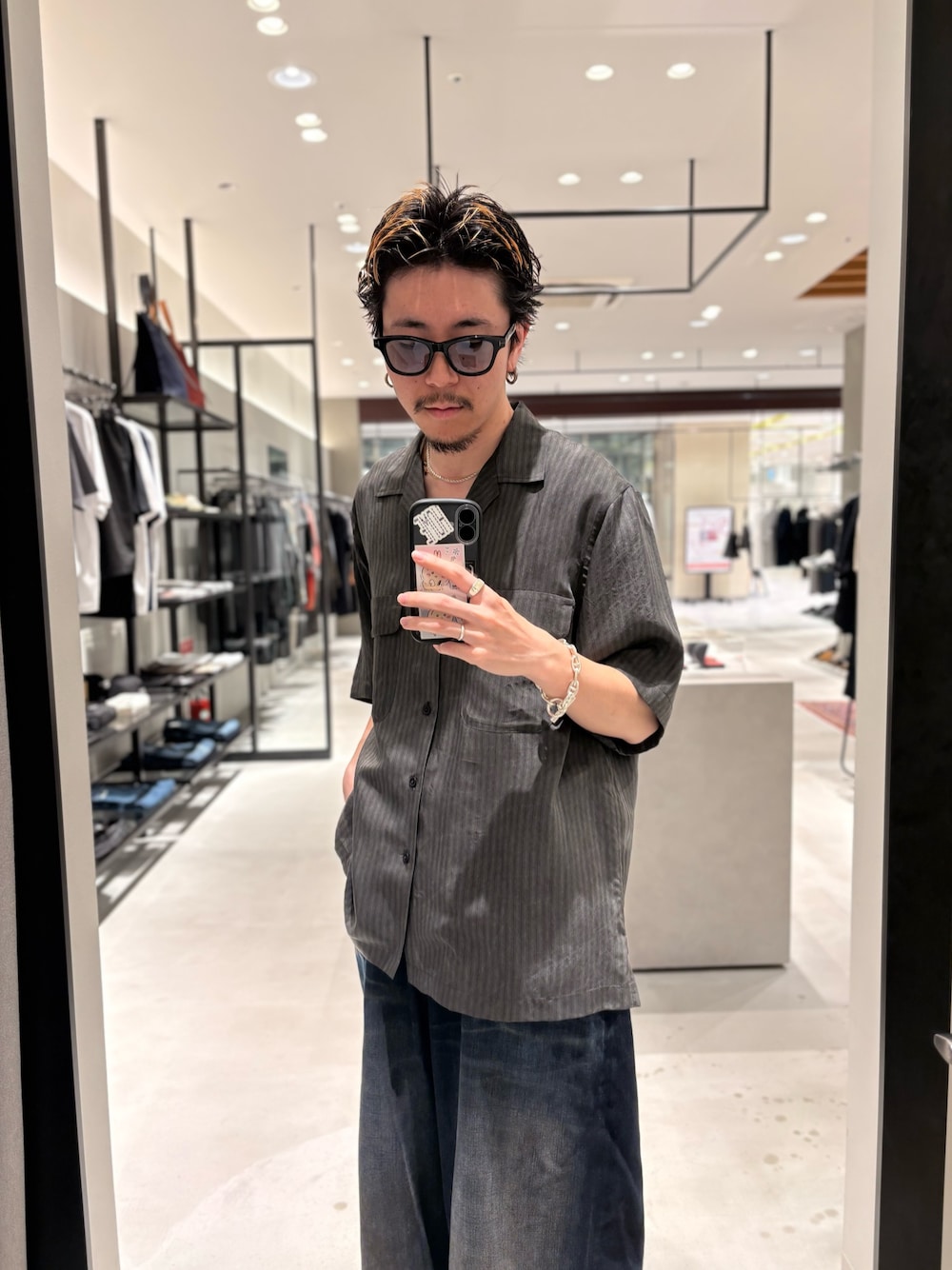 ブラック系のシャツ/ブラウス、ブラック系のメガネを着用したメンズの夏コーディネートの1枚目の写真