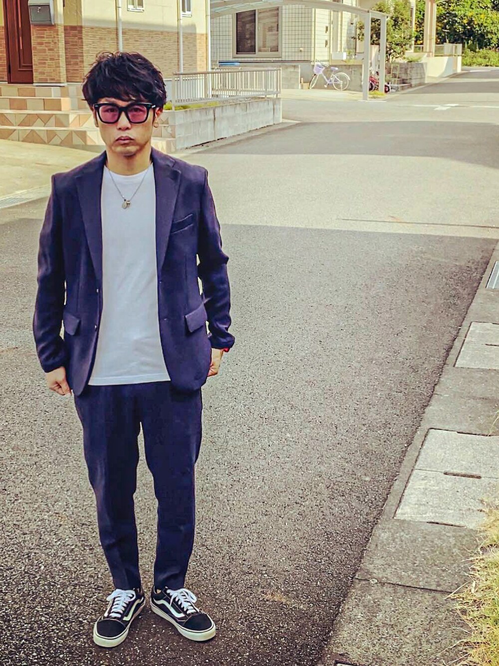 「セットアップ、シンプル、テーラードジャケット、スラックス、スニーカーコーデ、大人コーデ、ユナイテッドアローズ、白Tシャツ、秋冬コーデ」｜「CALIFORNIA OUTFITTERSの【 FOG "Freak Out God" (フリーク アウト ゴッド)】 4点SET4W サングラス（サングラス、その他）」を使った、SG Ryoheyさん（メンズ・163cm）の秋コーディネートの1枚目の写真
