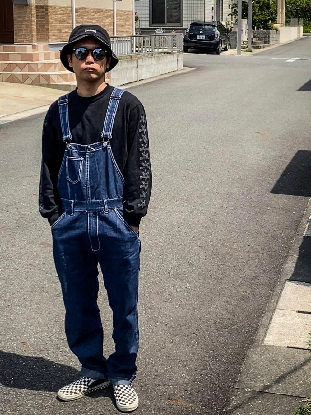「休日スタイル、オールインワン、サロペット、バケットハット、ストリート、スリッポン、ロンT、春コーデ、ストリートコーデ」｜「THRASHERの【UNISEX】THRASHER(スラッシャー)バケットハット（ハット、ブラック系）」を使った、SG Ryoheyさん（メンズ・163cm）の春コーディネートの1枚目の写真