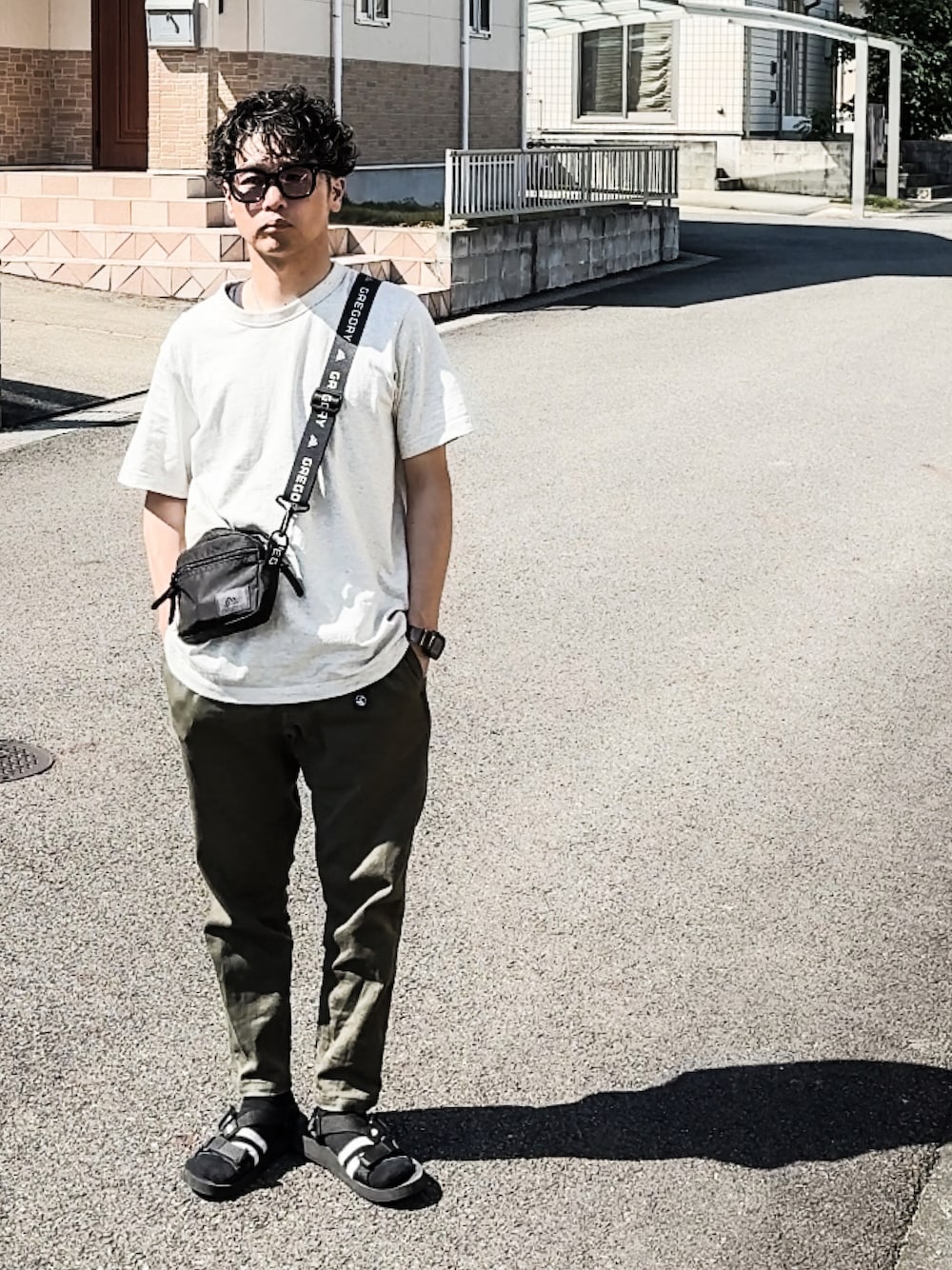 「プチプラ、GUコーデ、サンダル、シンプルコーデ、シンプル、ラフ」｜「GUのアイテム（Tシャツ/カットソー、ベージュ系）」を使った、SG Ryoheyさん（メンズ・163cm）の夏コーディネートの1枚目の写真