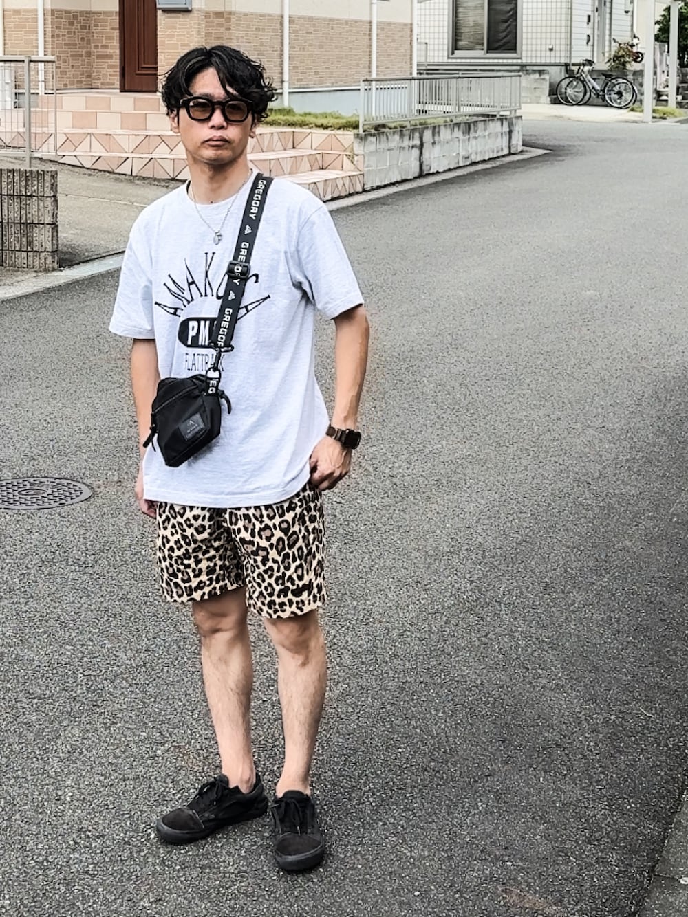 「シンプルコーデ、レオパード、レオパード柄、ショートパンツ、短パン、グラミチ、グレーTシャツ、夏だ！Tシャツ着よう！、ショルダーバッグ、ストリート」｜「FREAK'S STOREのfreaks store Gregory別注（バッグ、ブラック系）」を使った、SG Ryoheyさん（メンズ・163cm）の夏コーディネートの1枚目の写真