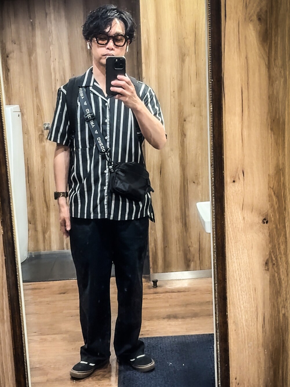 「カラーシャツ、ワイドパンツ、ブラックコーデ、ブラック、ストライプシャツ、シンプルコーデ、シャツコーデ」｜「AZUL by moussyのビッグフレームアイウェア（サングラス、ブラウン系）」を使った、SG Ryoheyさん（メンズ・163cm）の春コーディネートの1枚目の写真