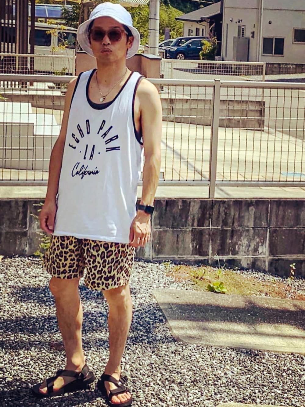 「ショートパンツ、タンクトップ、休日コーデ、バケットハット、ストリート、レオパード、夏コーデ、グラミチ」｜「newhattanのnewhattan/ニューハッタン/バケットハット(UN)（ハット、ホワイト系）」を使った、SG Ryoheyさん（メンズ・163cm）の夏コーディネートの1枚目の写真