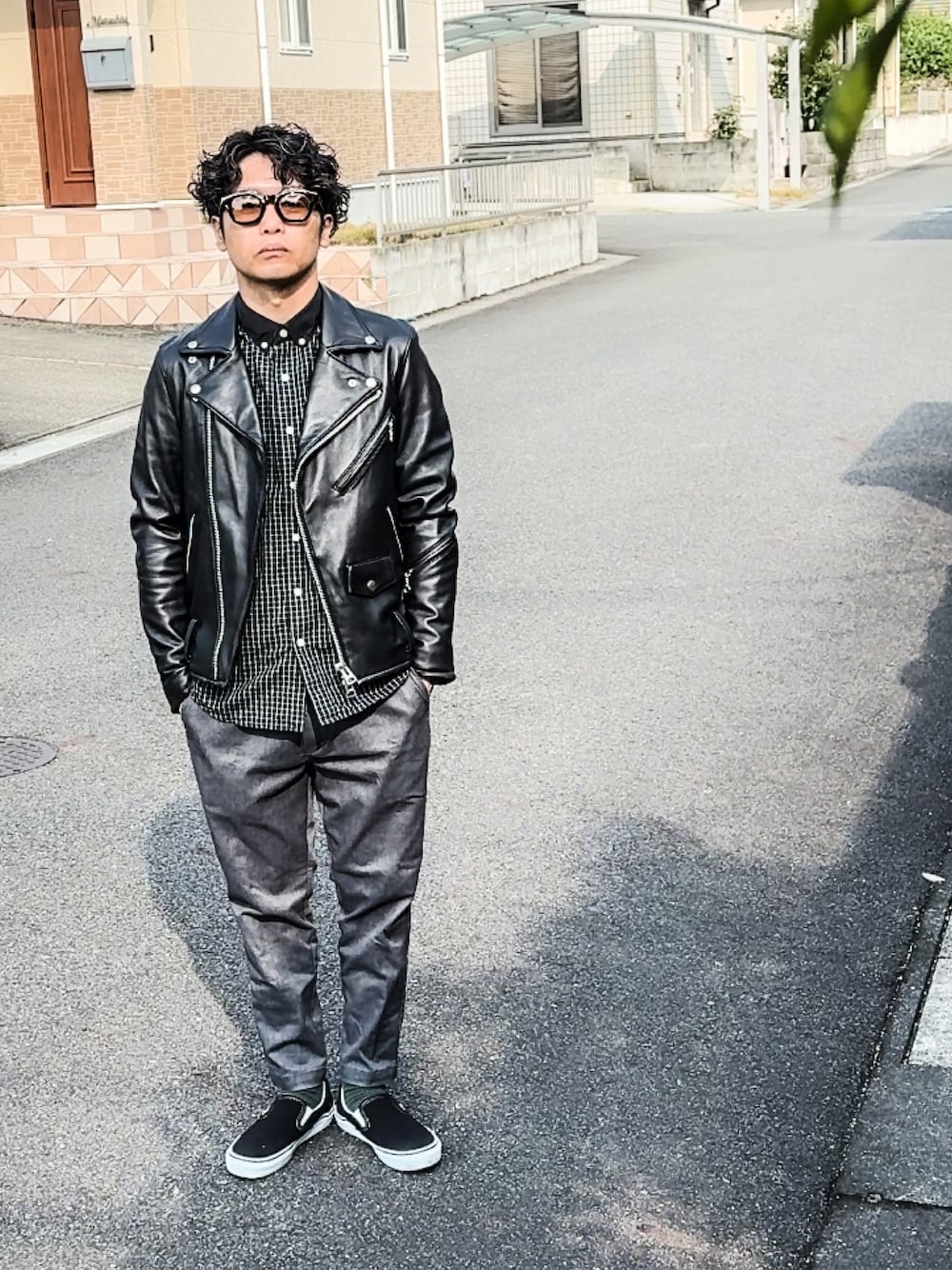 ライダースジャケットを使った「グレーパンツ」のメンズ人気