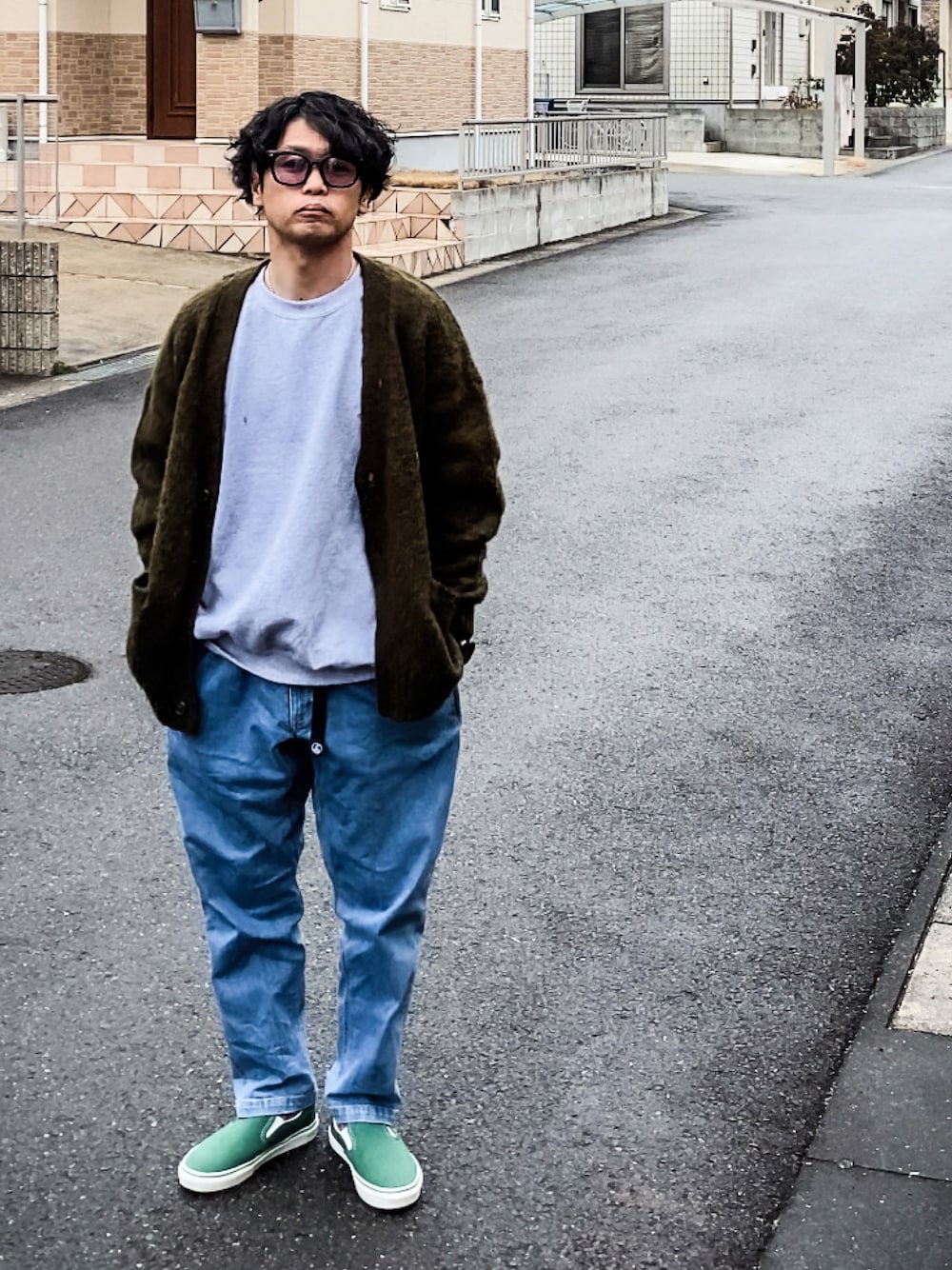 「休日スタイル、ビッグシルエット、シンプル、スニーカーコーデ、カーディガン、スウェット、フリークスストア(FREAK'S STORE)、モヘアニット、モヘアカーディガン、スリッポン、ストリート」｜「GILDANの【GILDAN】ギルダン ヘビースウェット（スウェット、グレー系）」を使った、SG Ryoheyさん（メンズ・163cm）の冬コーディネートの1枚目の写真